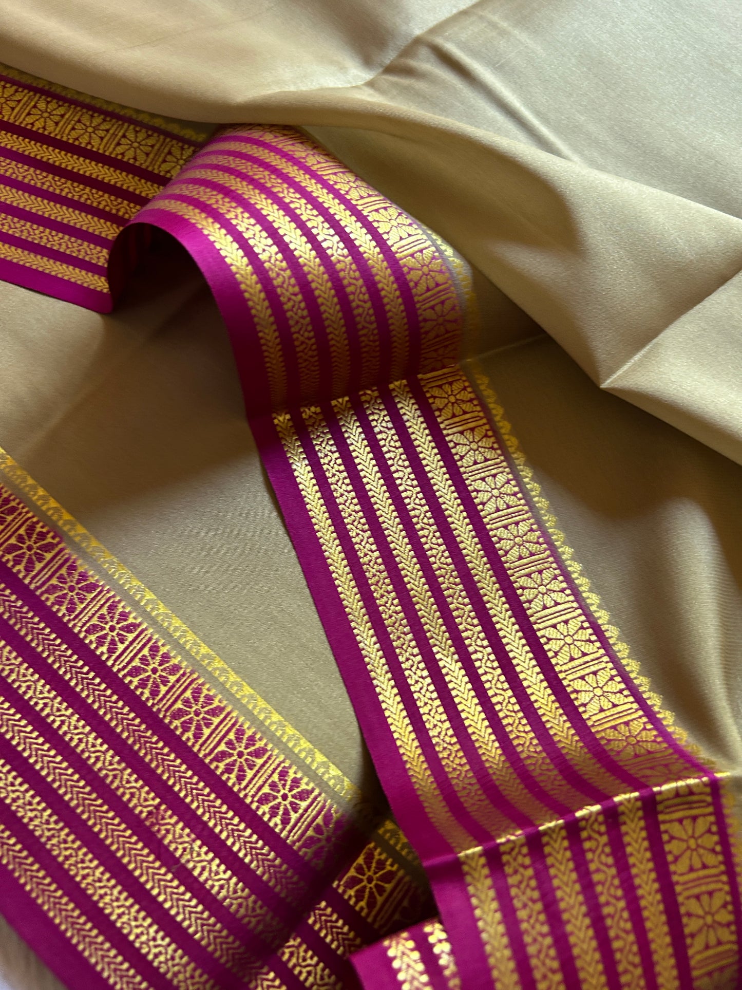 Nayana (2D) : Beige-magenta