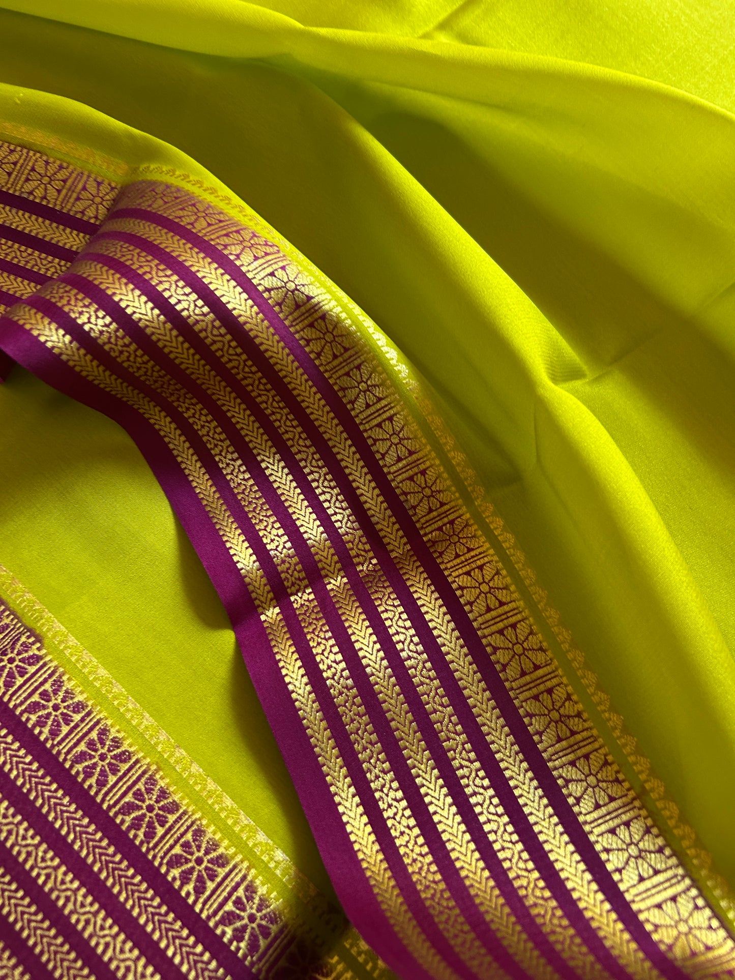 Nayana (2D) : Olive green-magenta