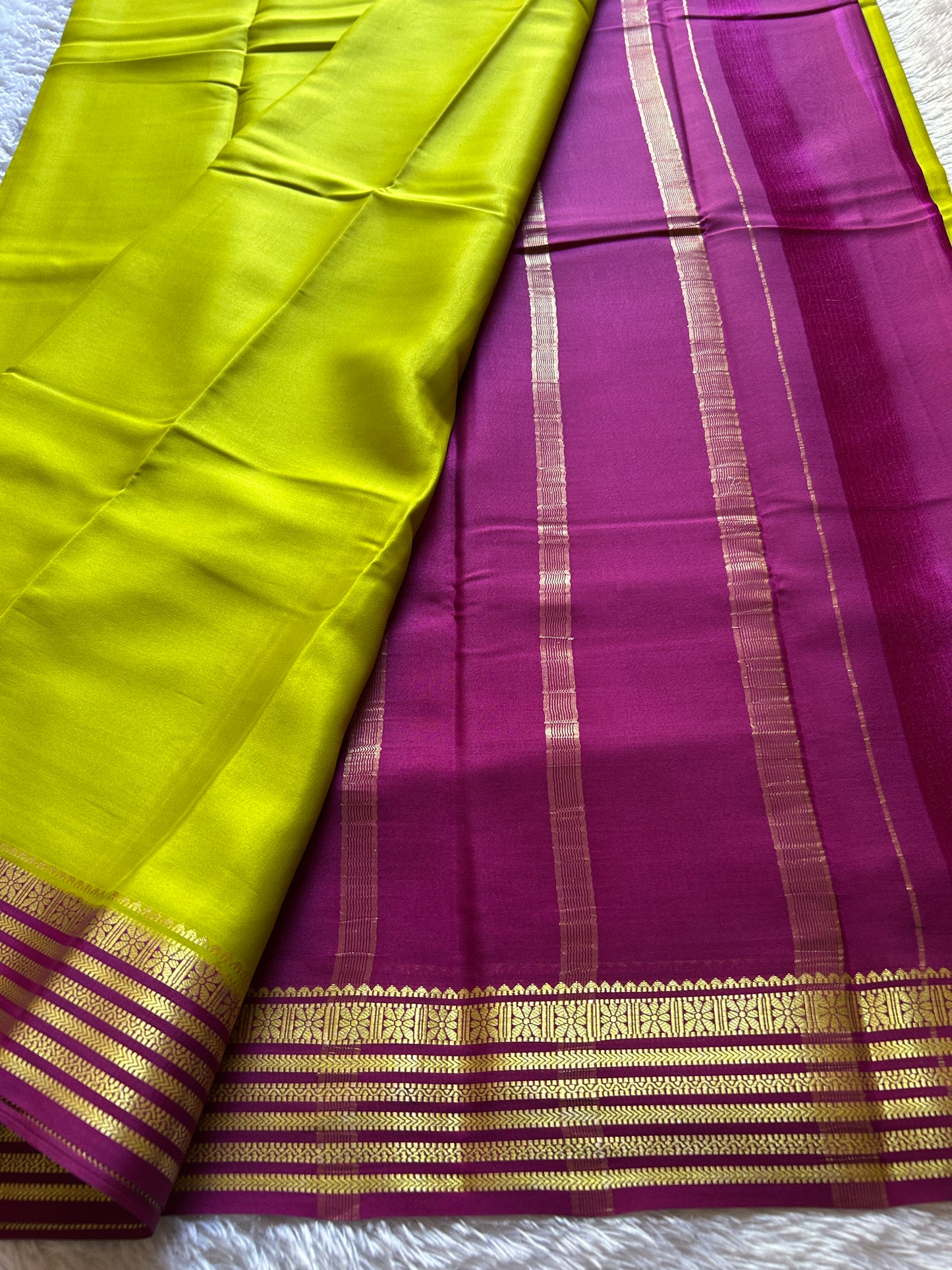 Nayana (2D) : Olive green-magenta