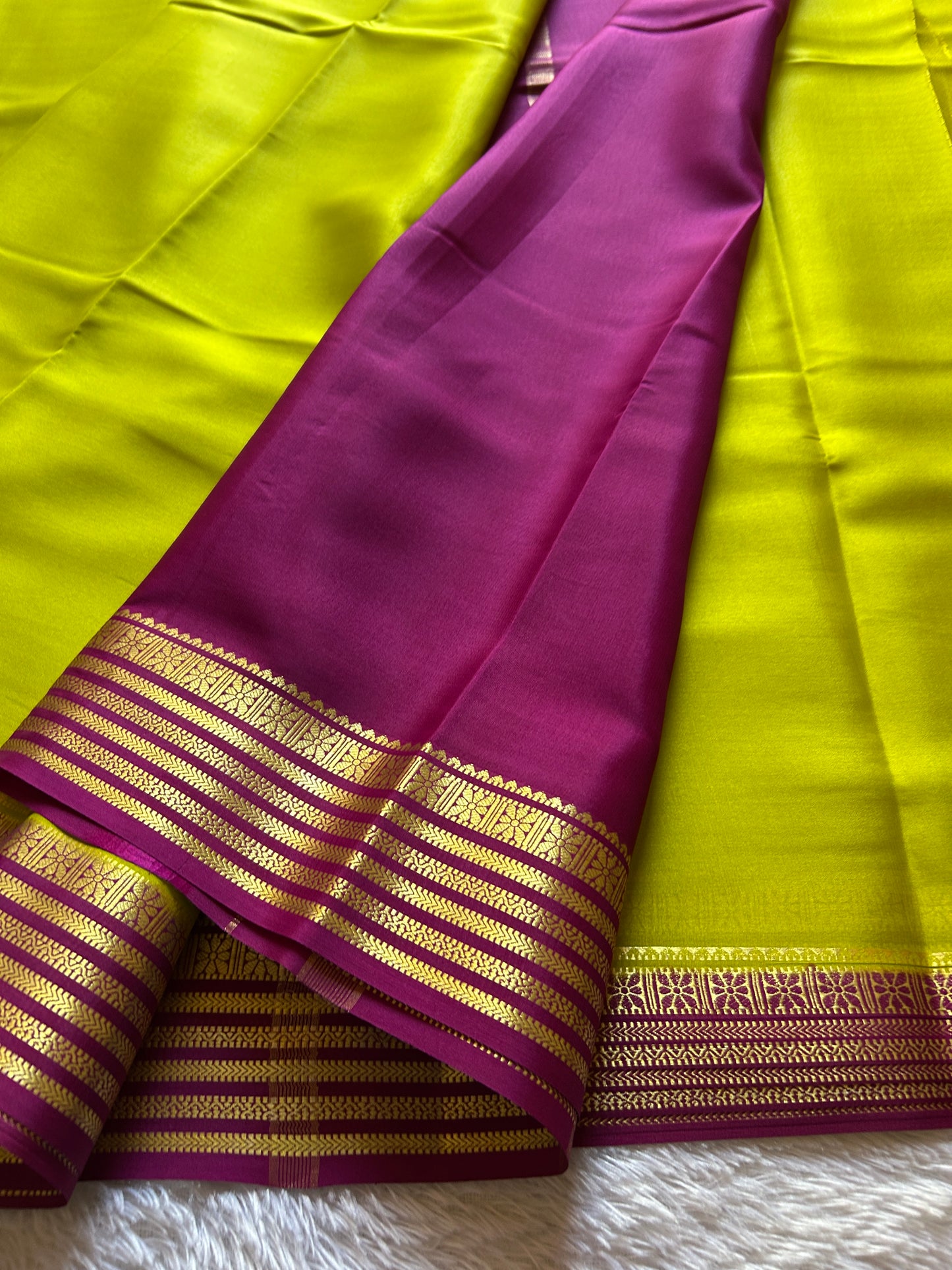 Nayana (2D) : Olive green-magenta