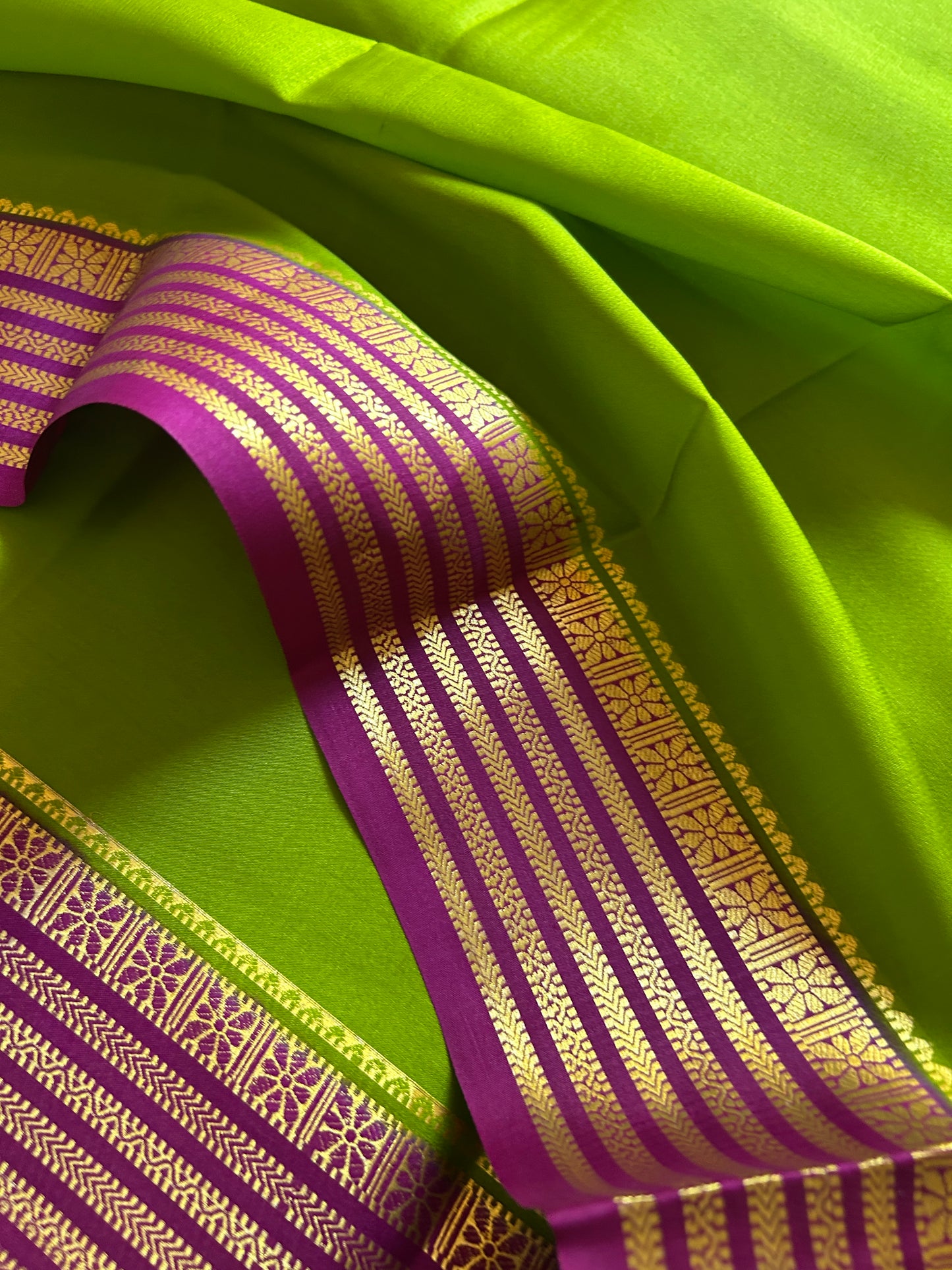 Nayana (2D) : Mehendi green-magenta