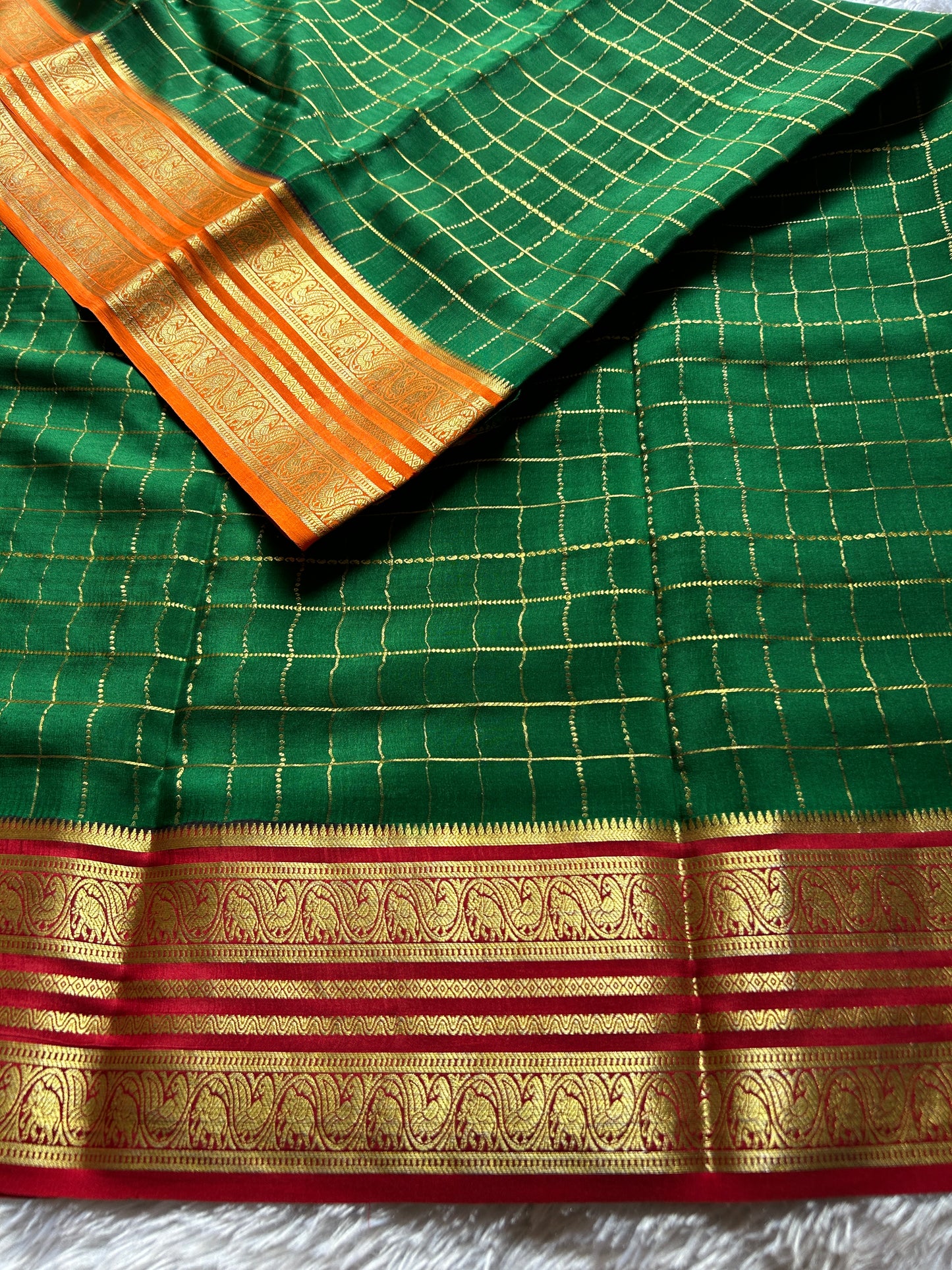 Ganga (3D) : Bottle green-orange-red