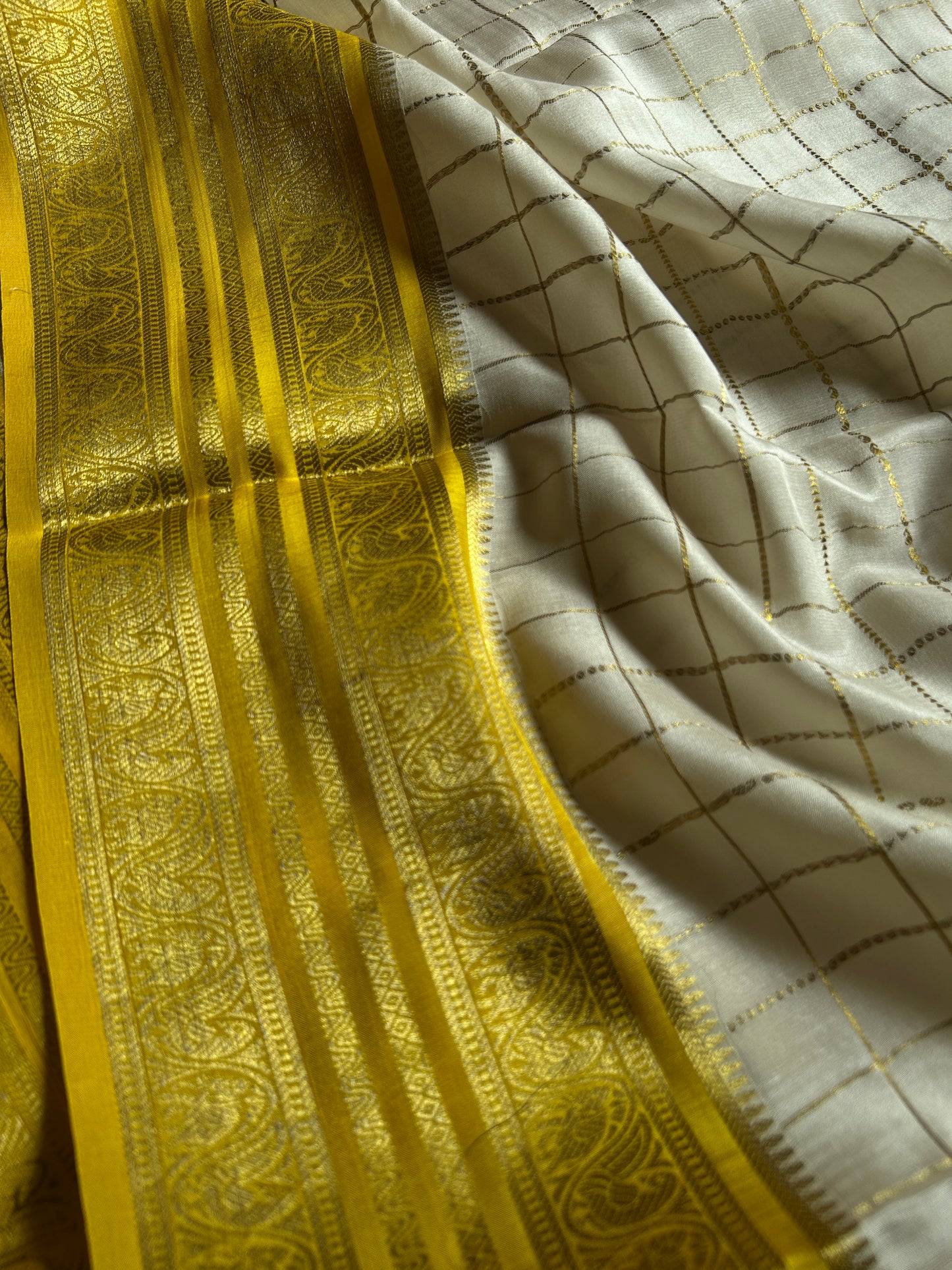 Ganga (3D) : Off white-orange-yellow