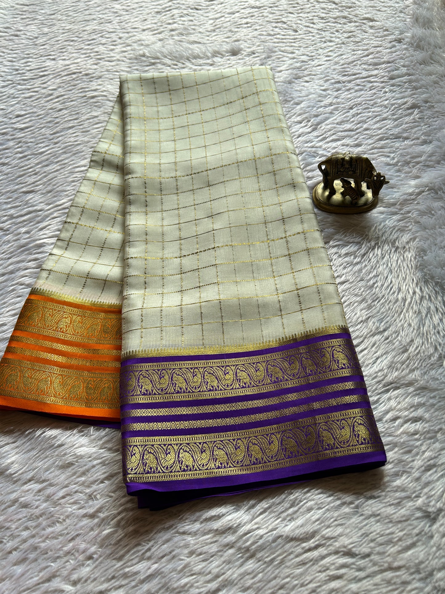 Ganga (3D) : Off white-orange-violet