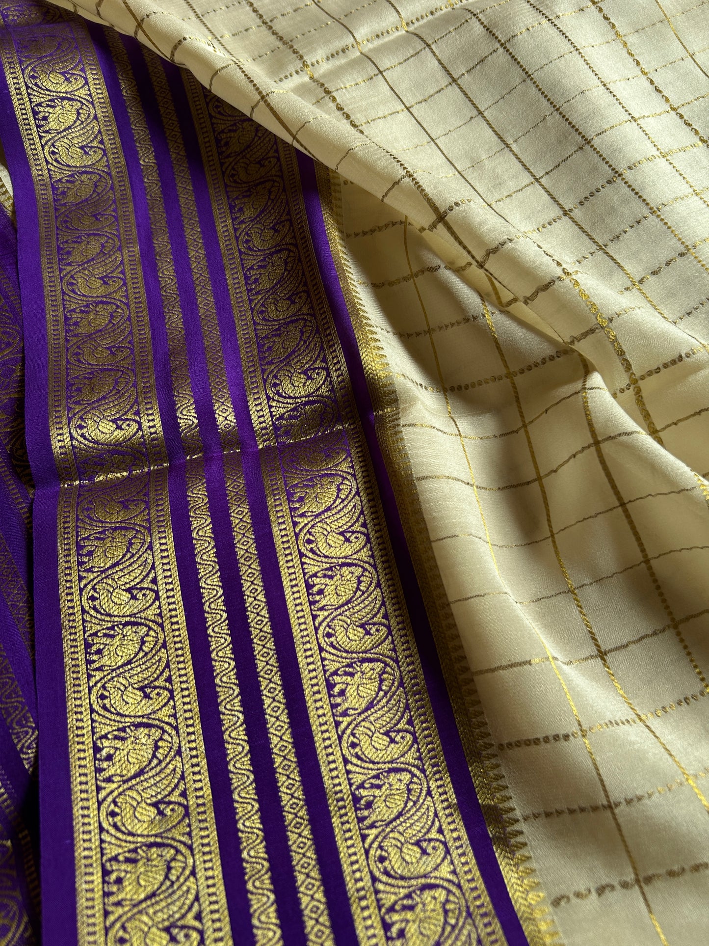 Ganga (3D) : Off white-orange-violet