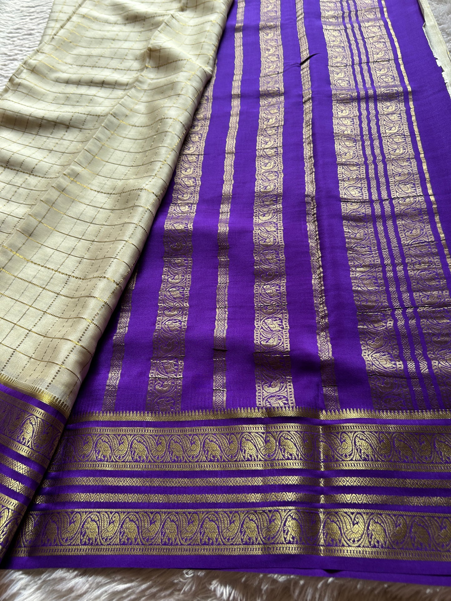 Ganga (3D) : Off white-orange-violet