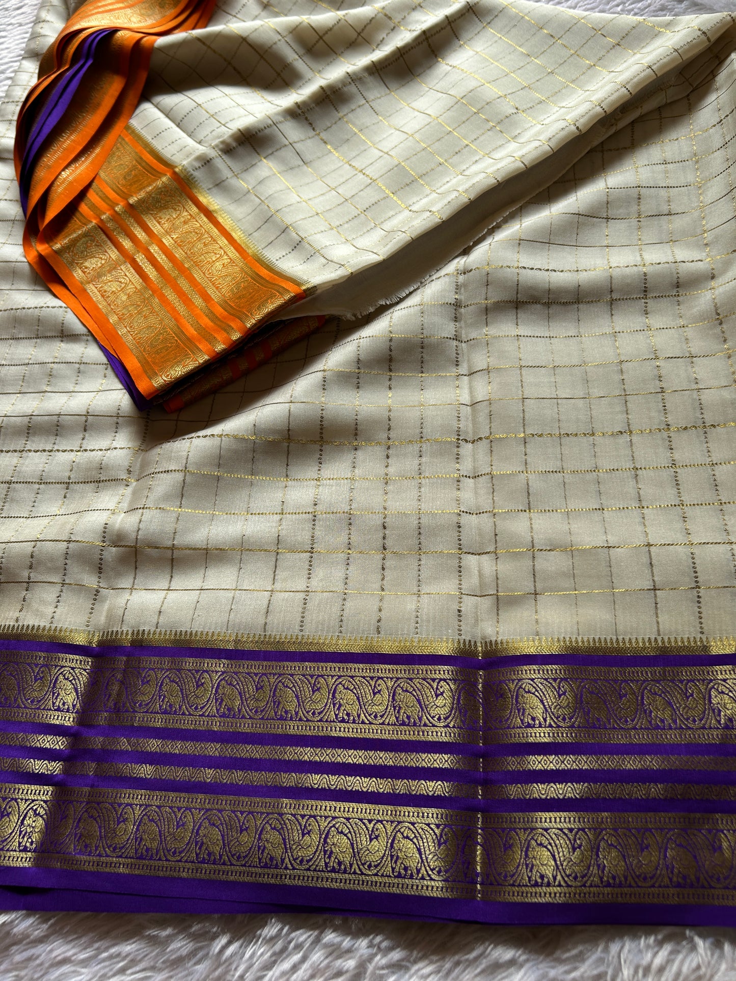 Ganga (3D) : Off white-orange-violet