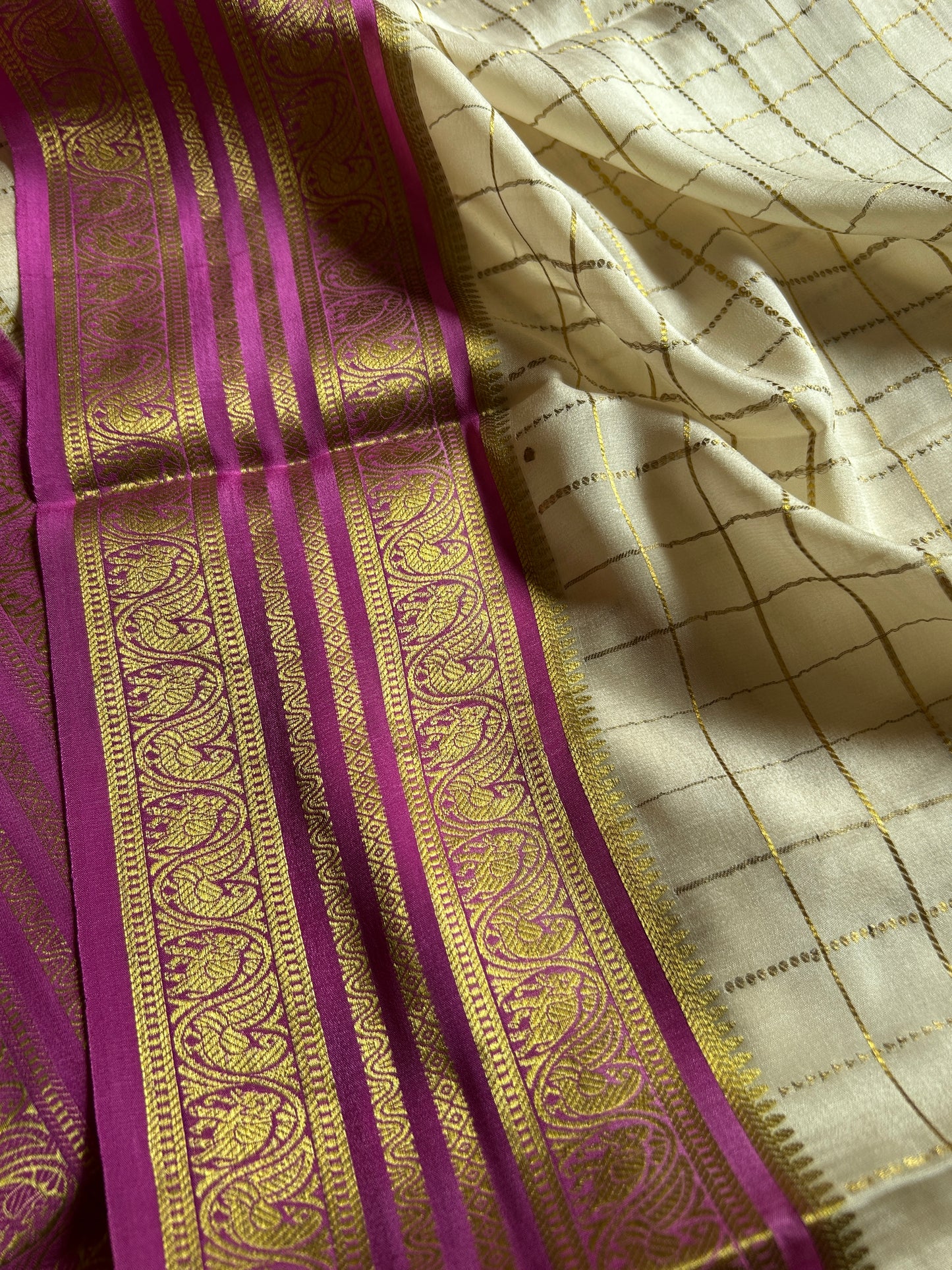 Ganga (3D) : Off white-orange-magenta pink