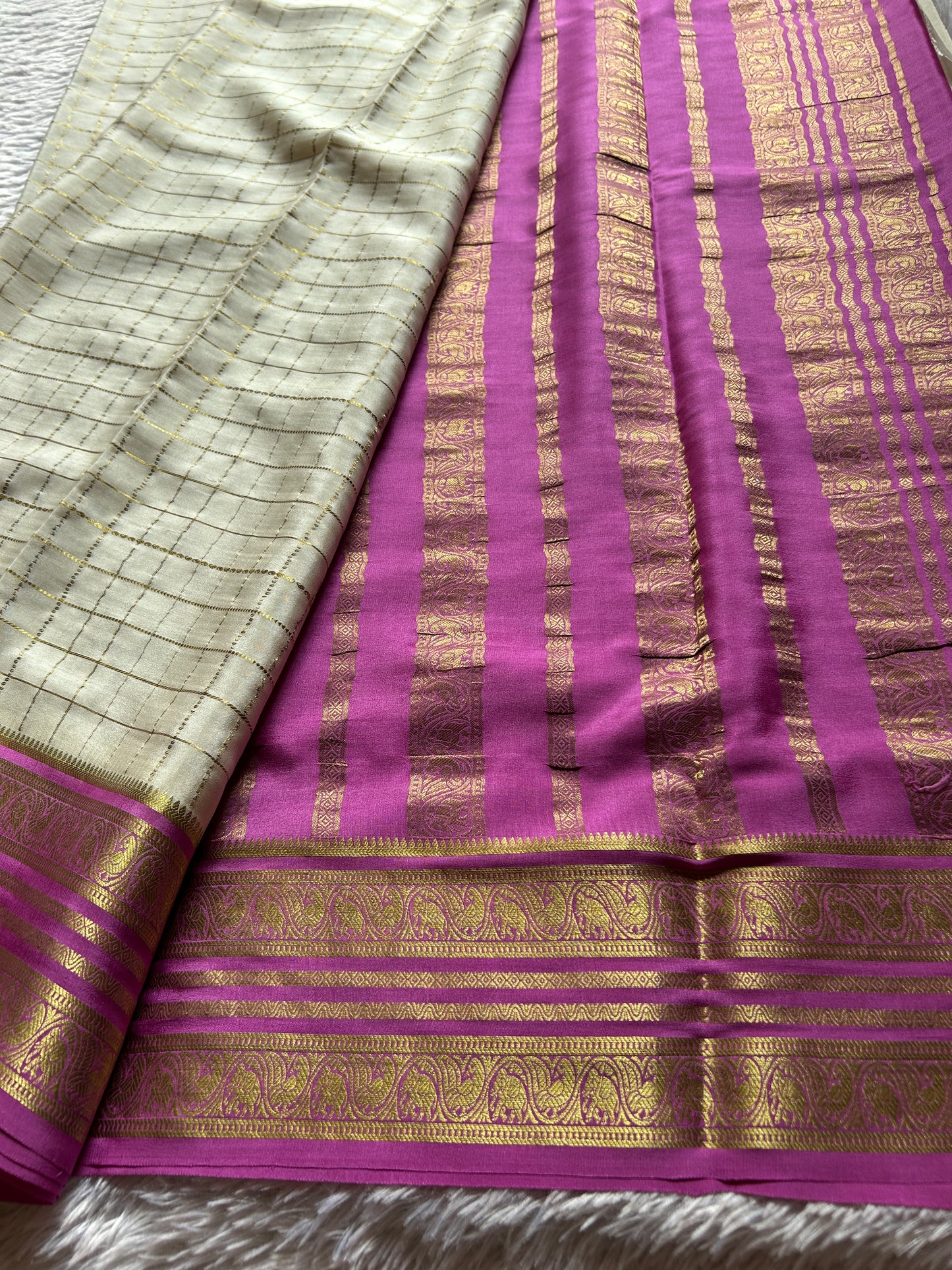 Ganga (3D) : Off white-orange-magenta pink