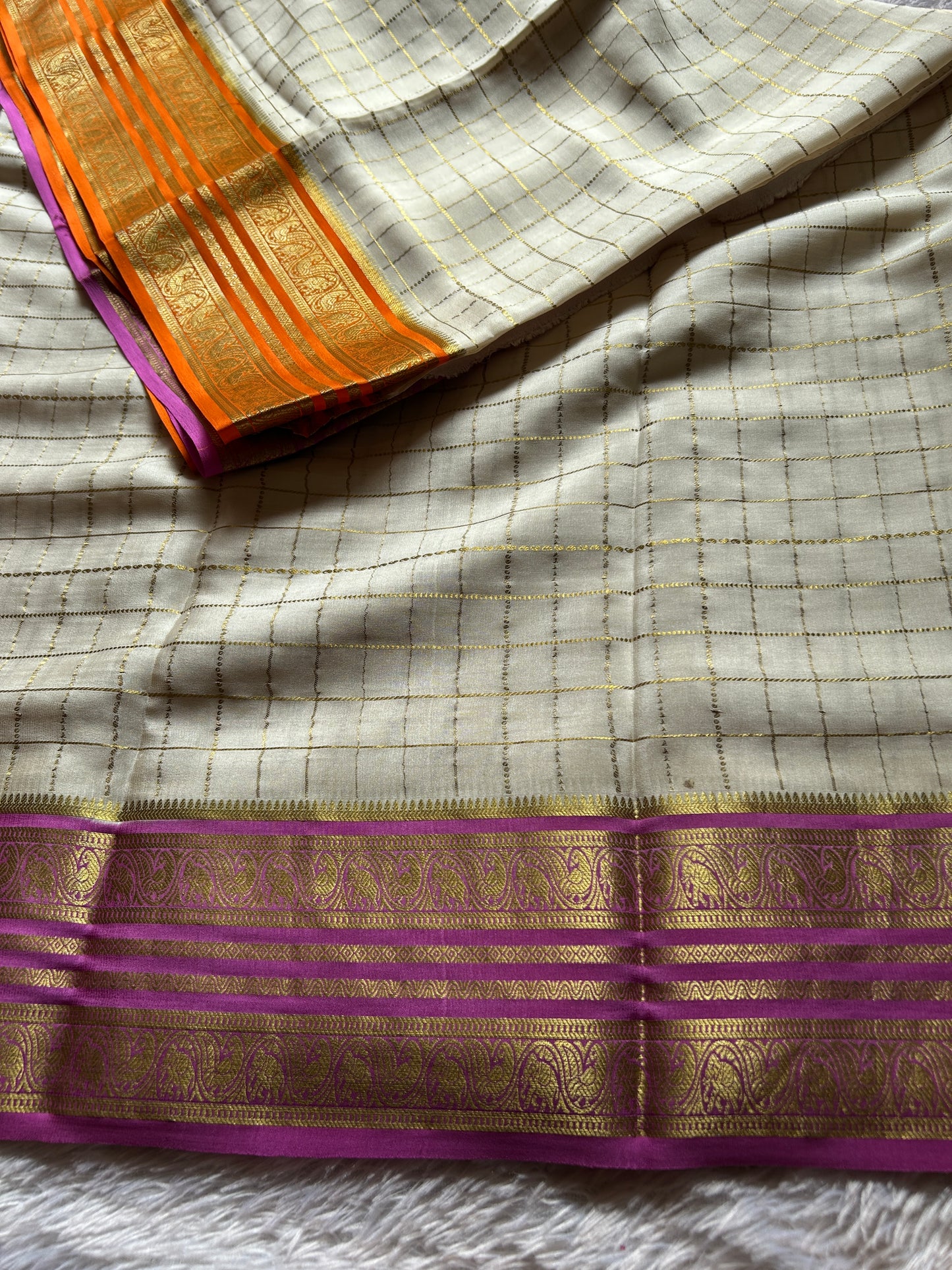 Ganga (3D) : Off white-orange-magenta pink