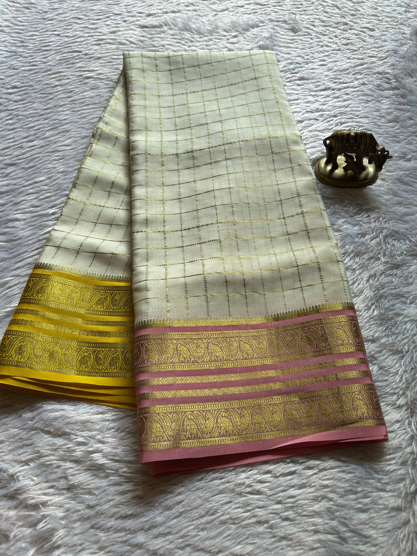 Ganga (3D) : Off white-yellow-light pink