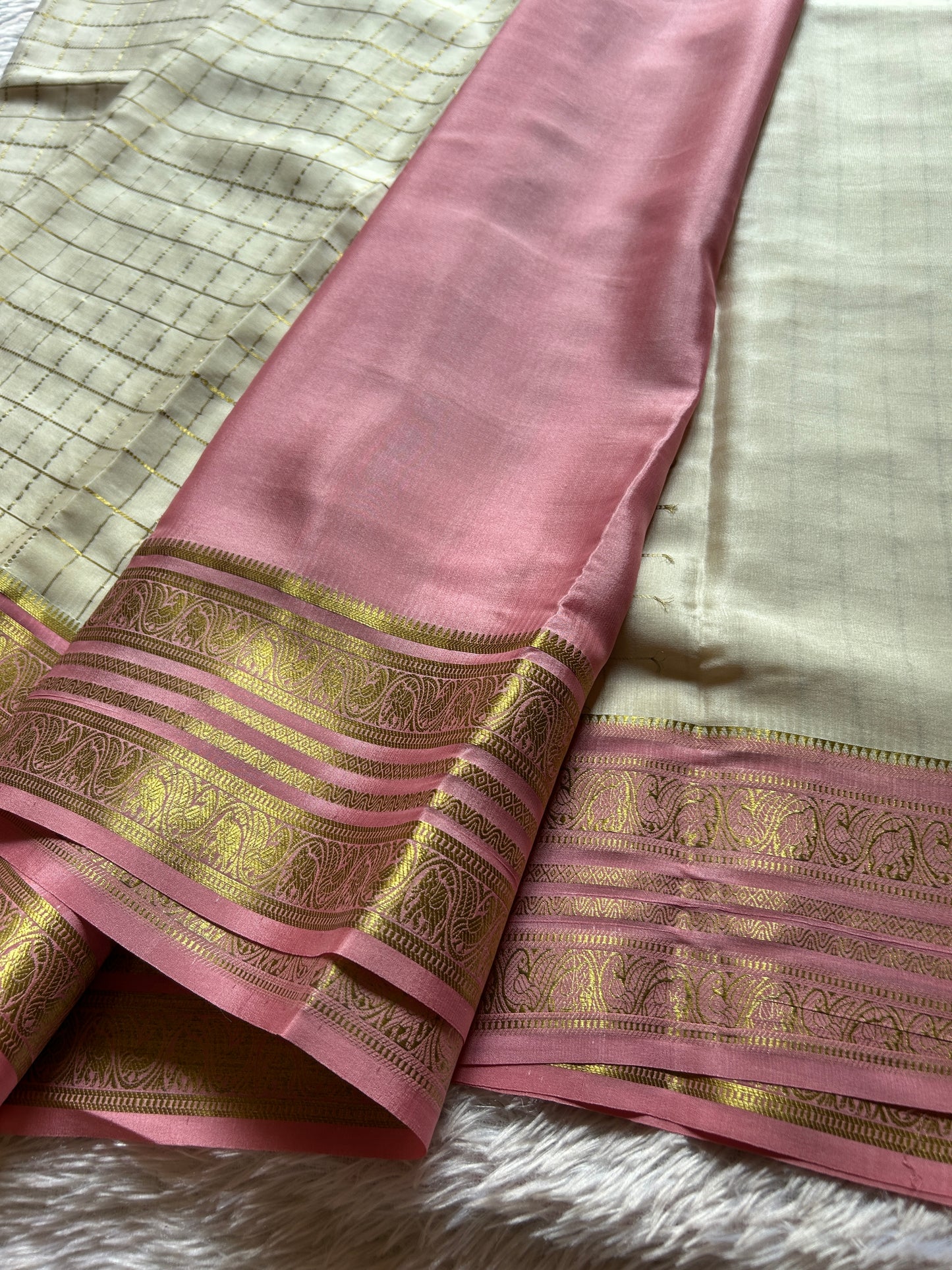 Ganga (3D) : Off white-yellow-light pink
