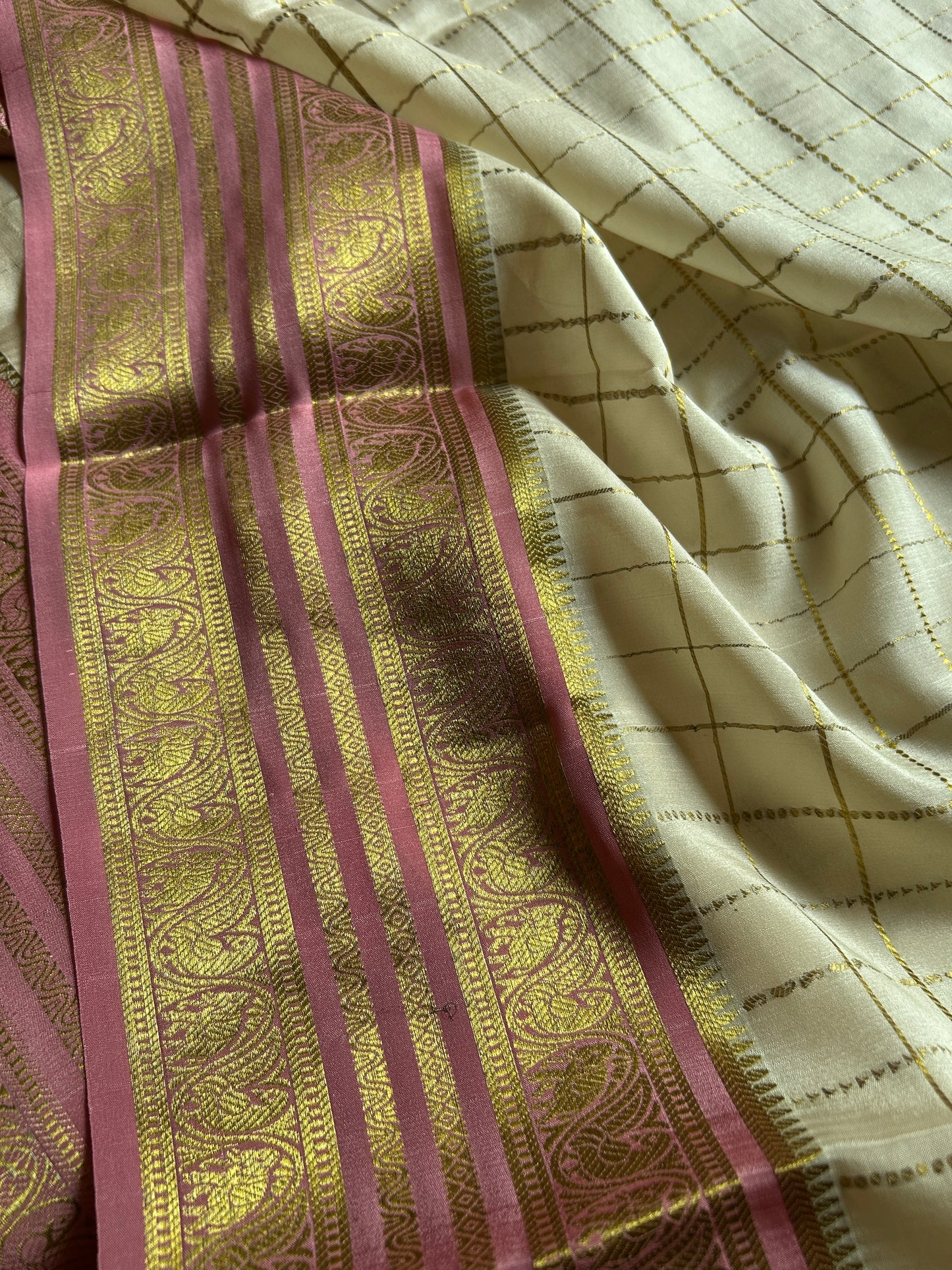 Ganga (3D) : Off white-yellow-light pink