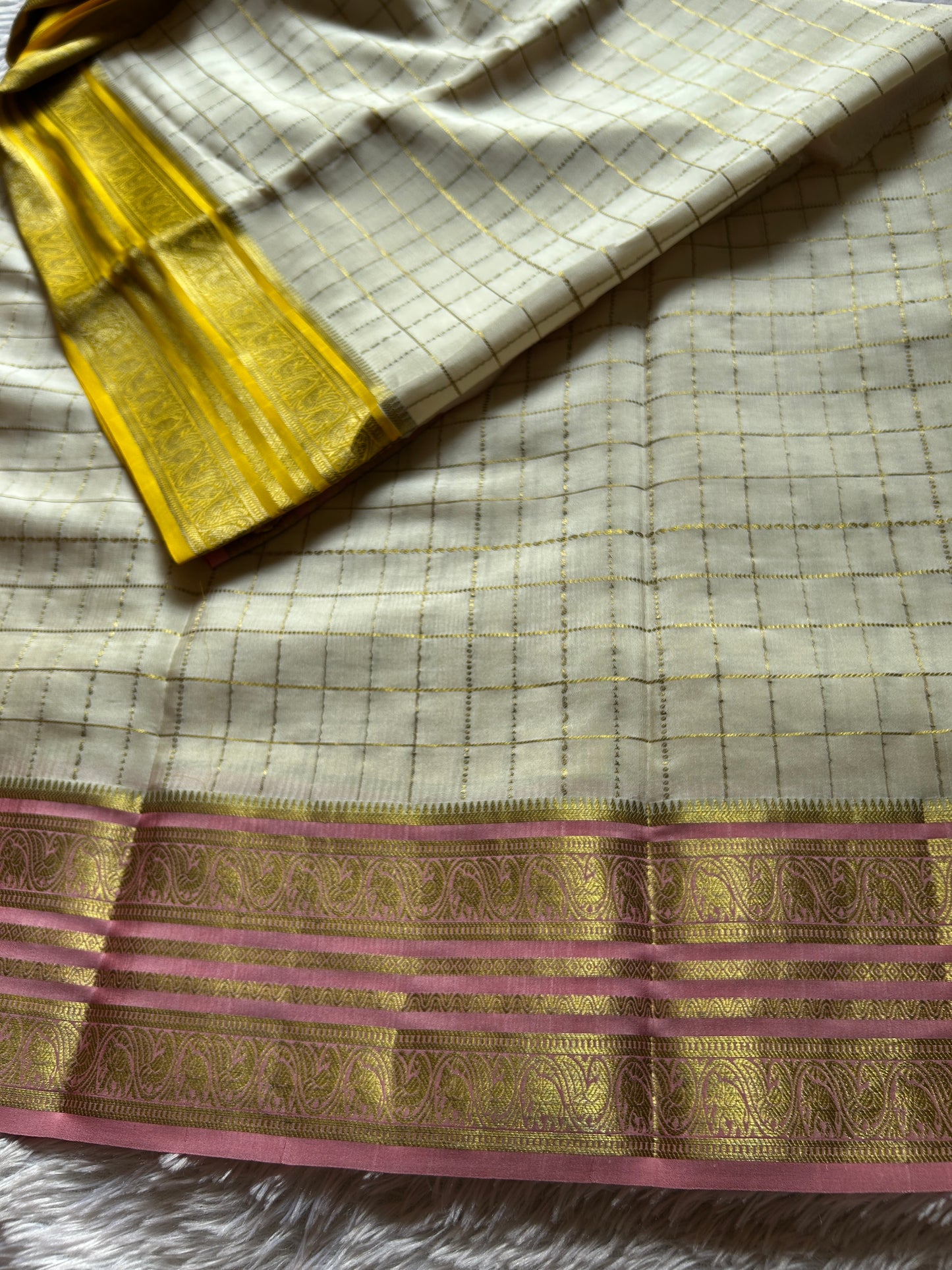 Ganga (3D) : Off white-yellow-light pink