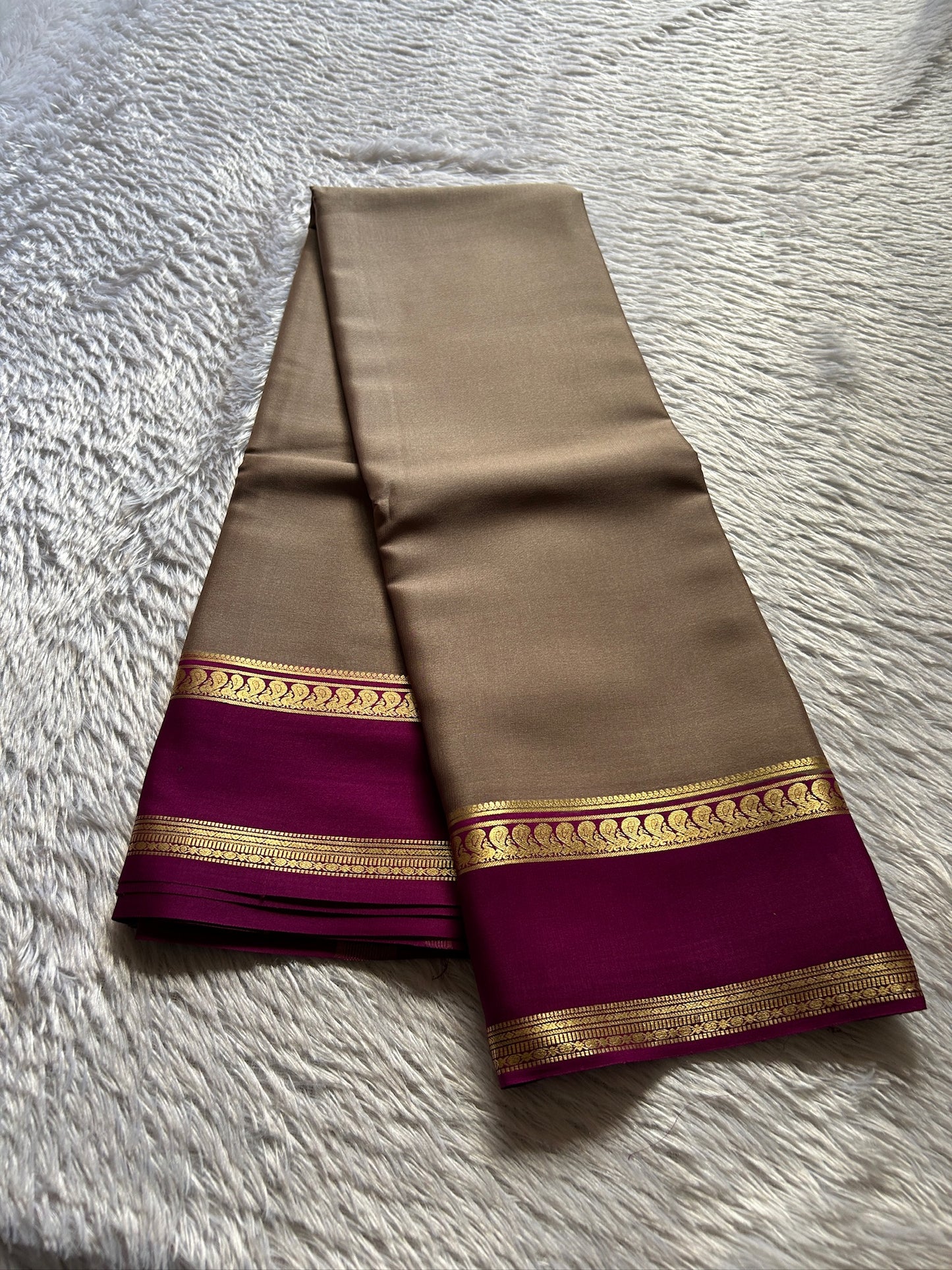 Arathi (2D) : Dark beige-magenta