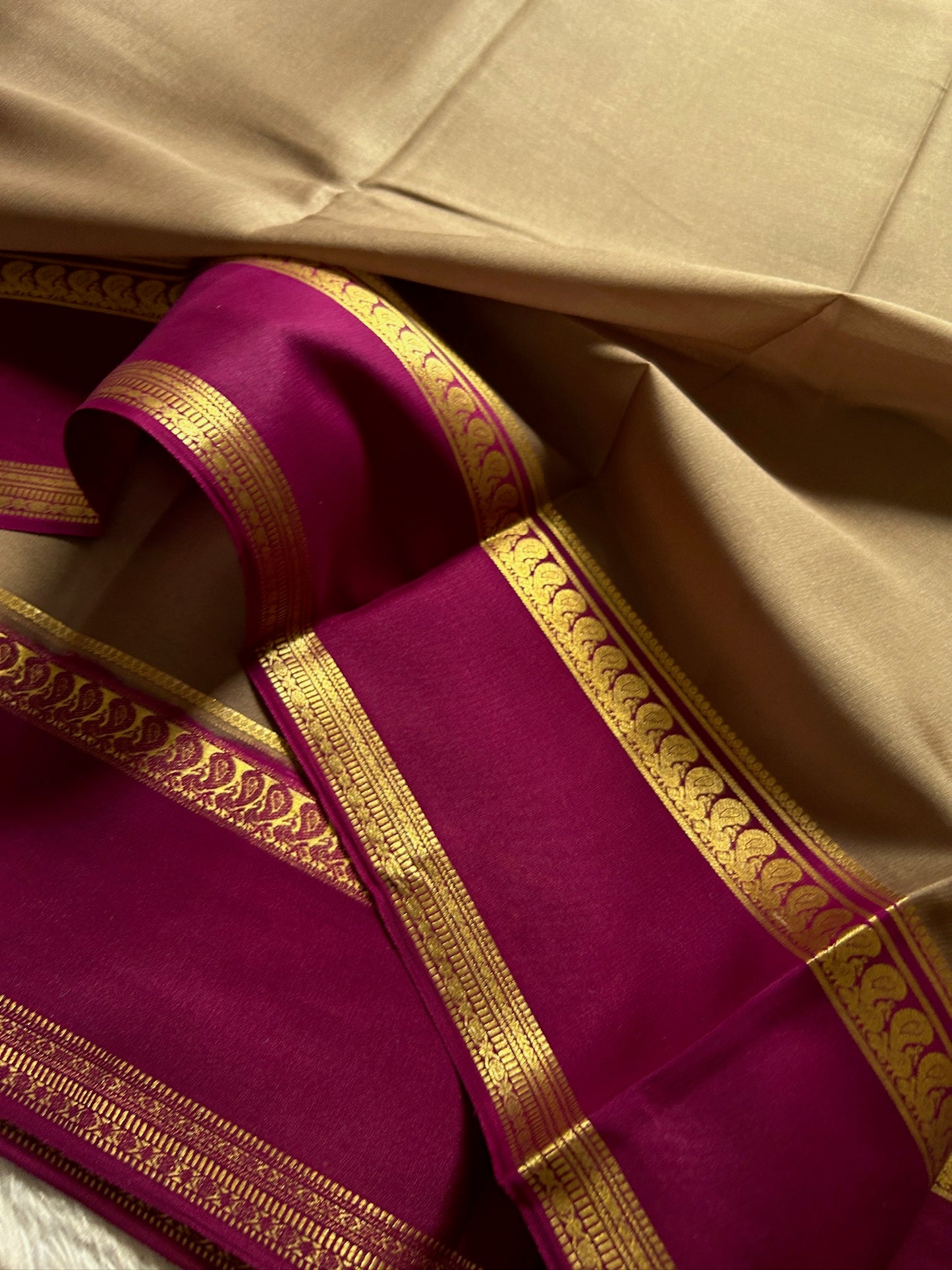 Arathi (2D) : Dark beige-magenta