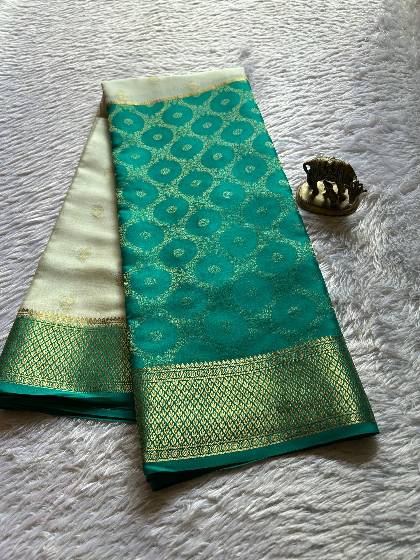 Sparsha (2D) : Brocade Sea green-off white