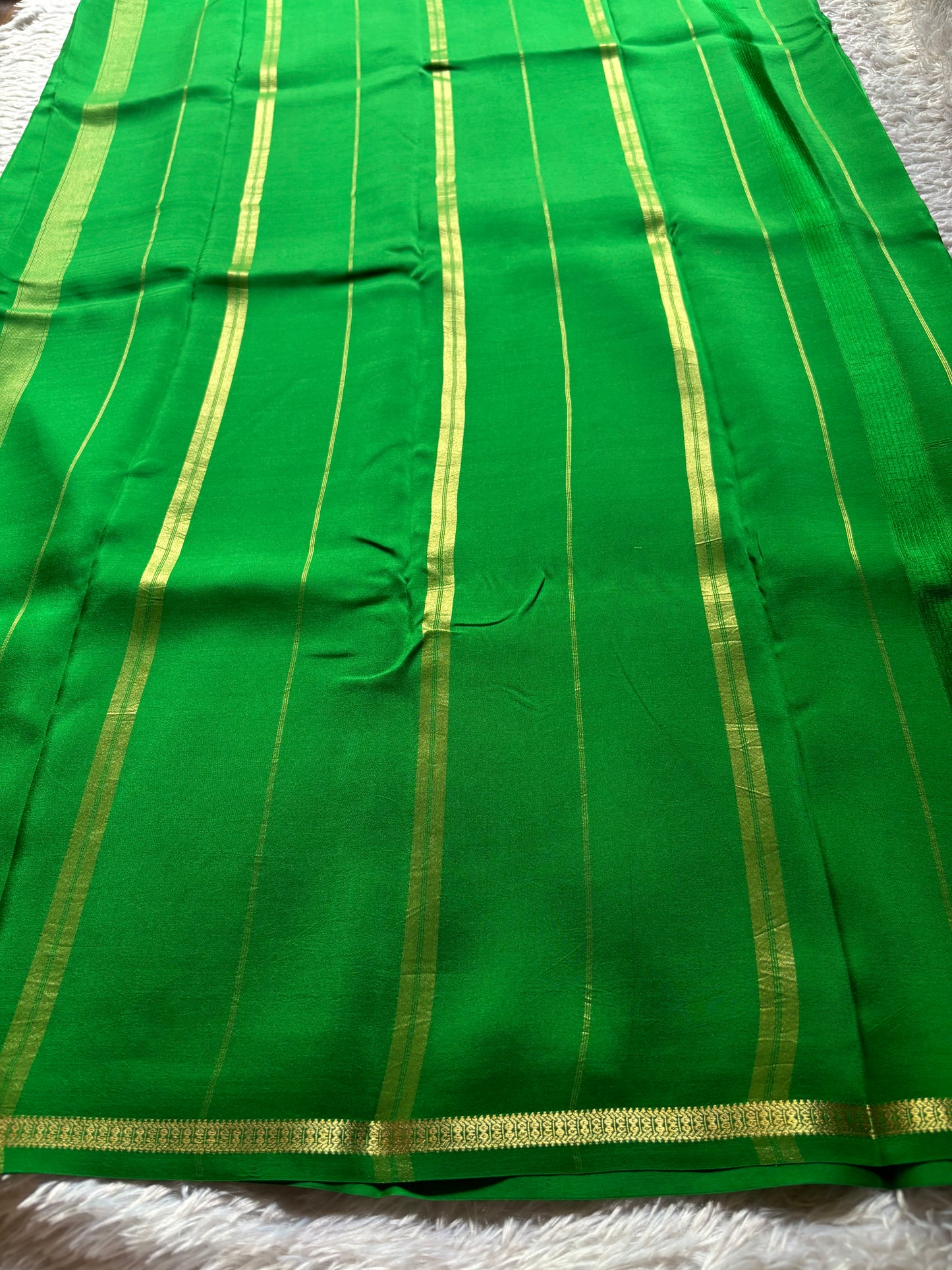 Mangala : Solid Parrot green