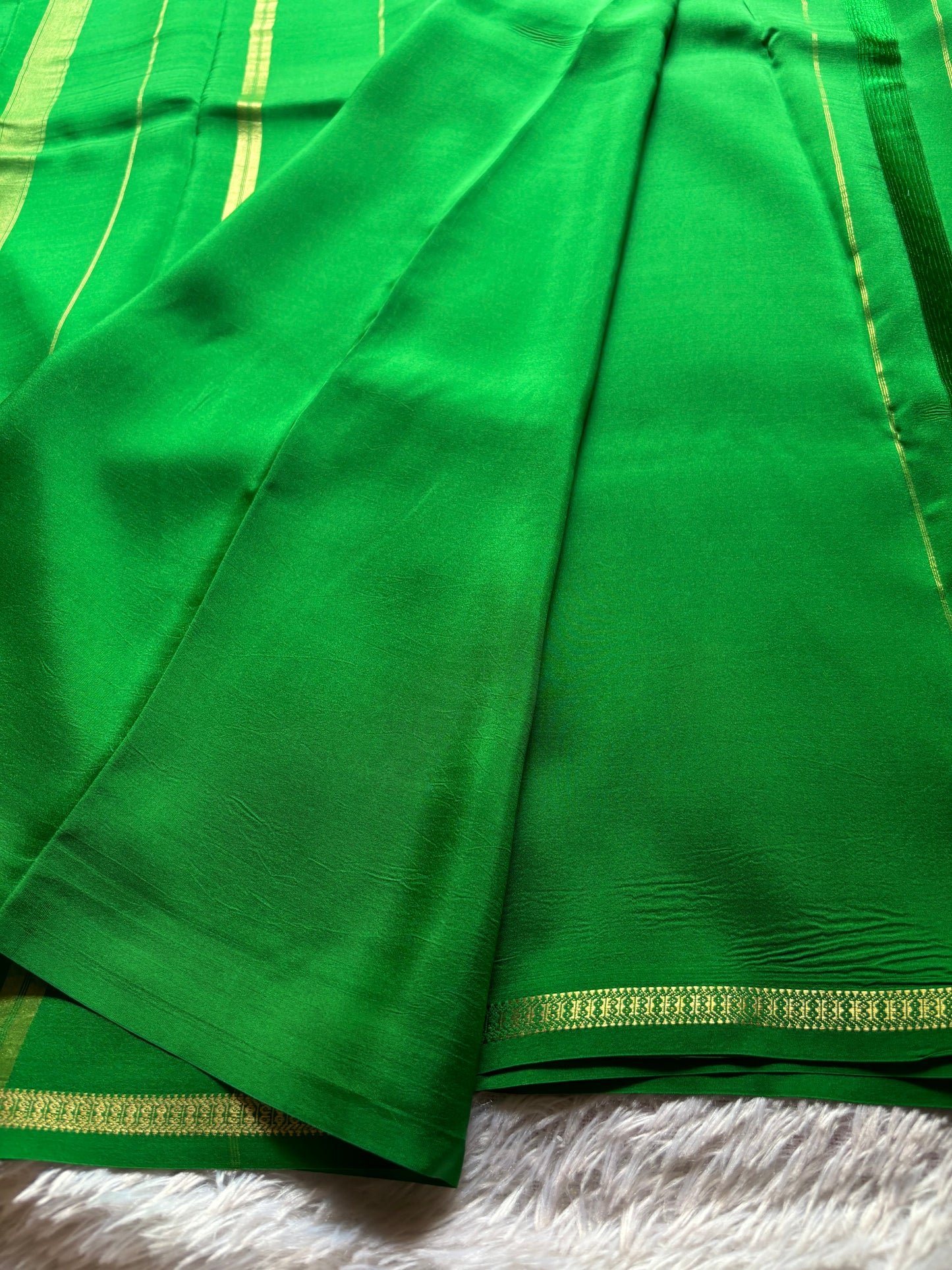 Mangala : Solid Parrot green