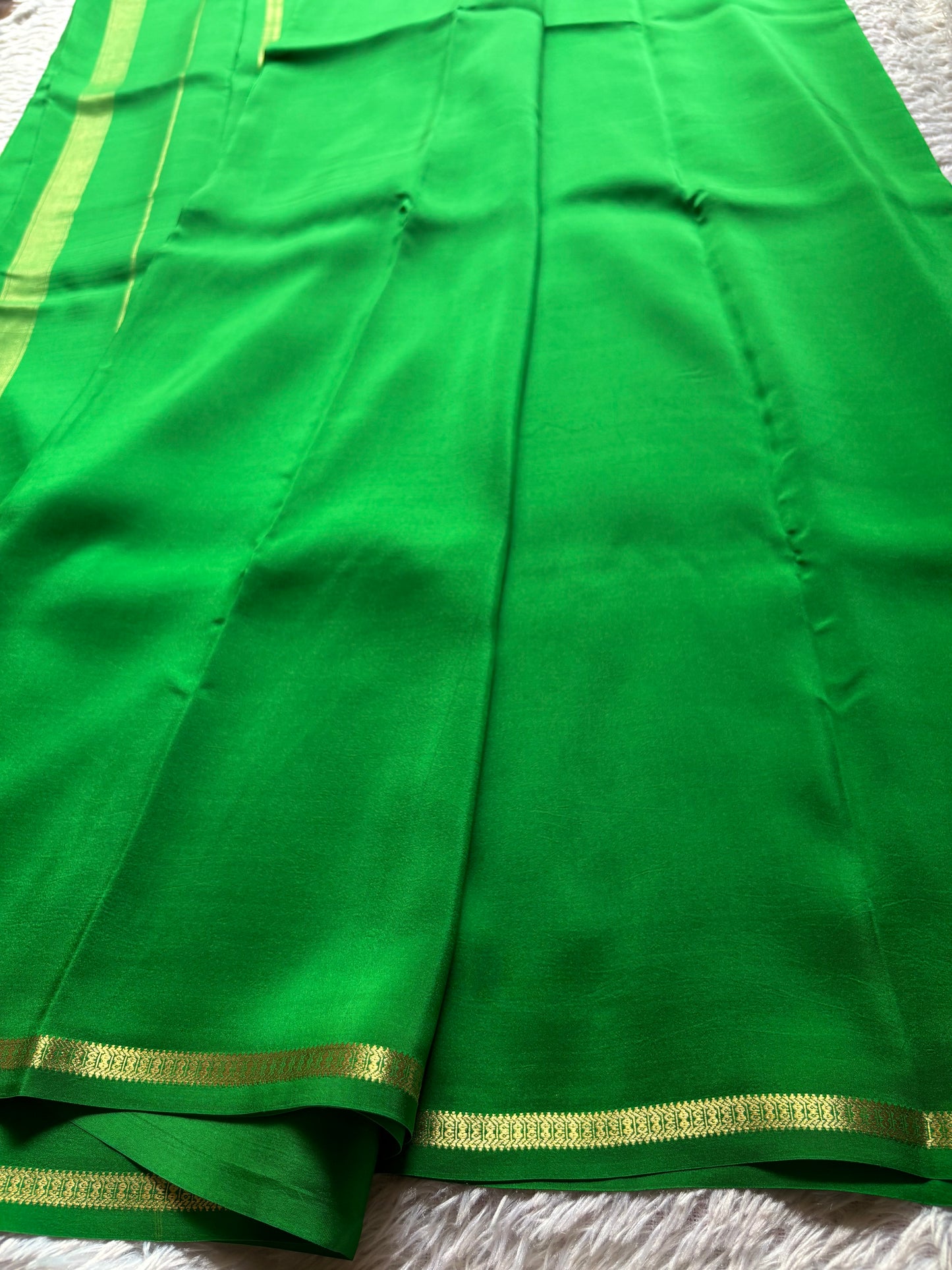 Mangala : Solid Parrot green