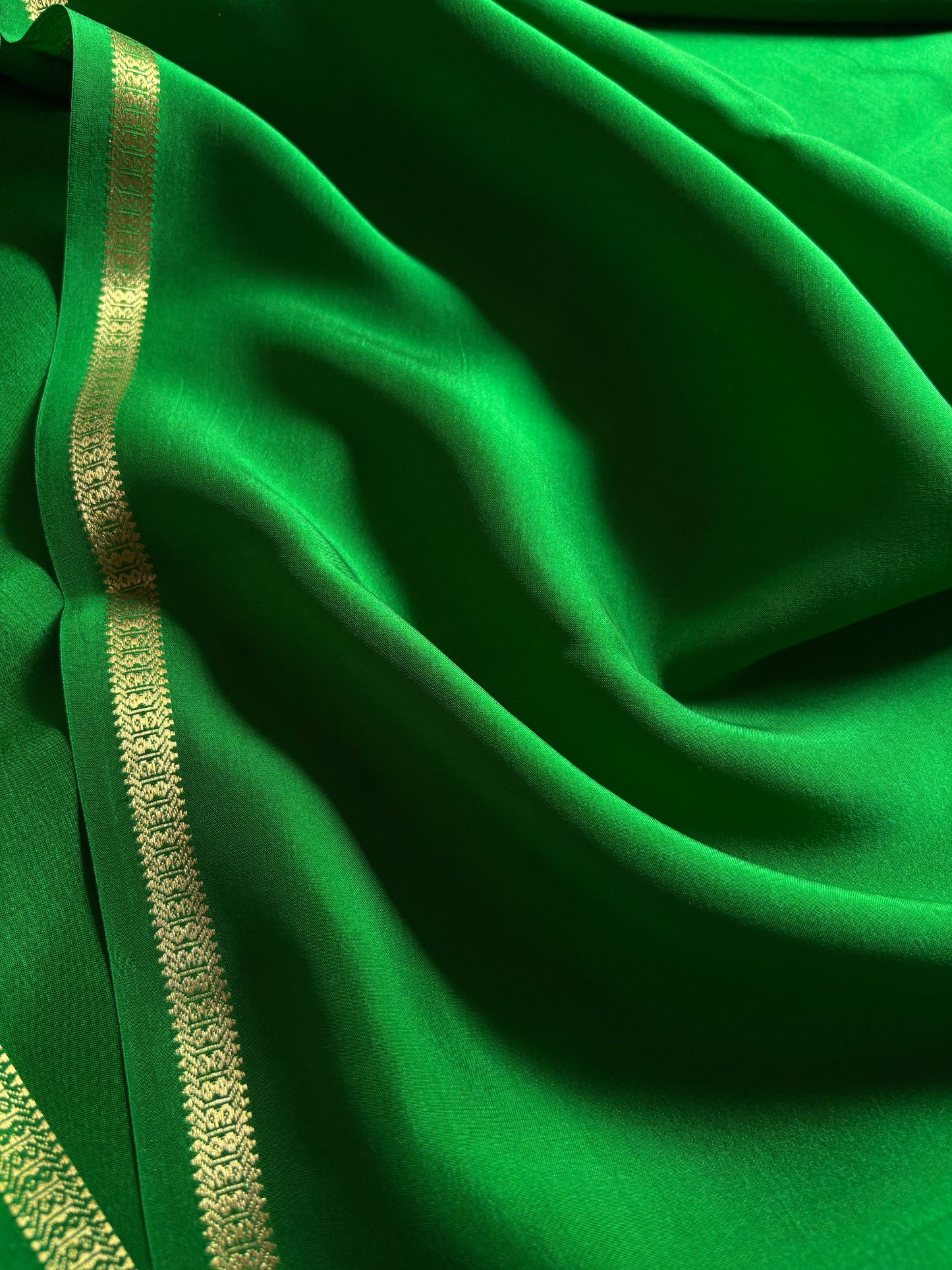 Mangala : Solid Parrot green