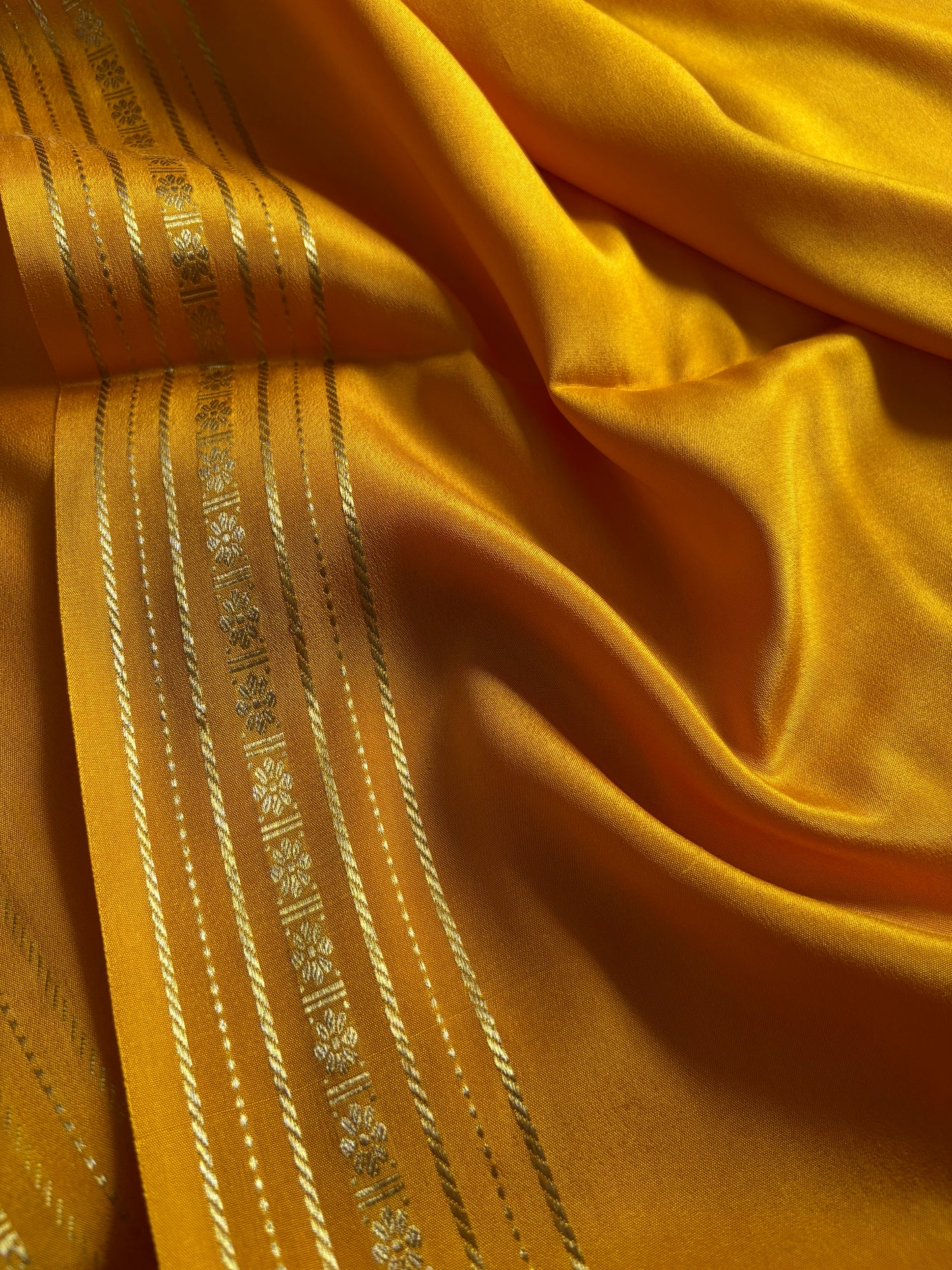 Mallige : Solid Golden yellow
