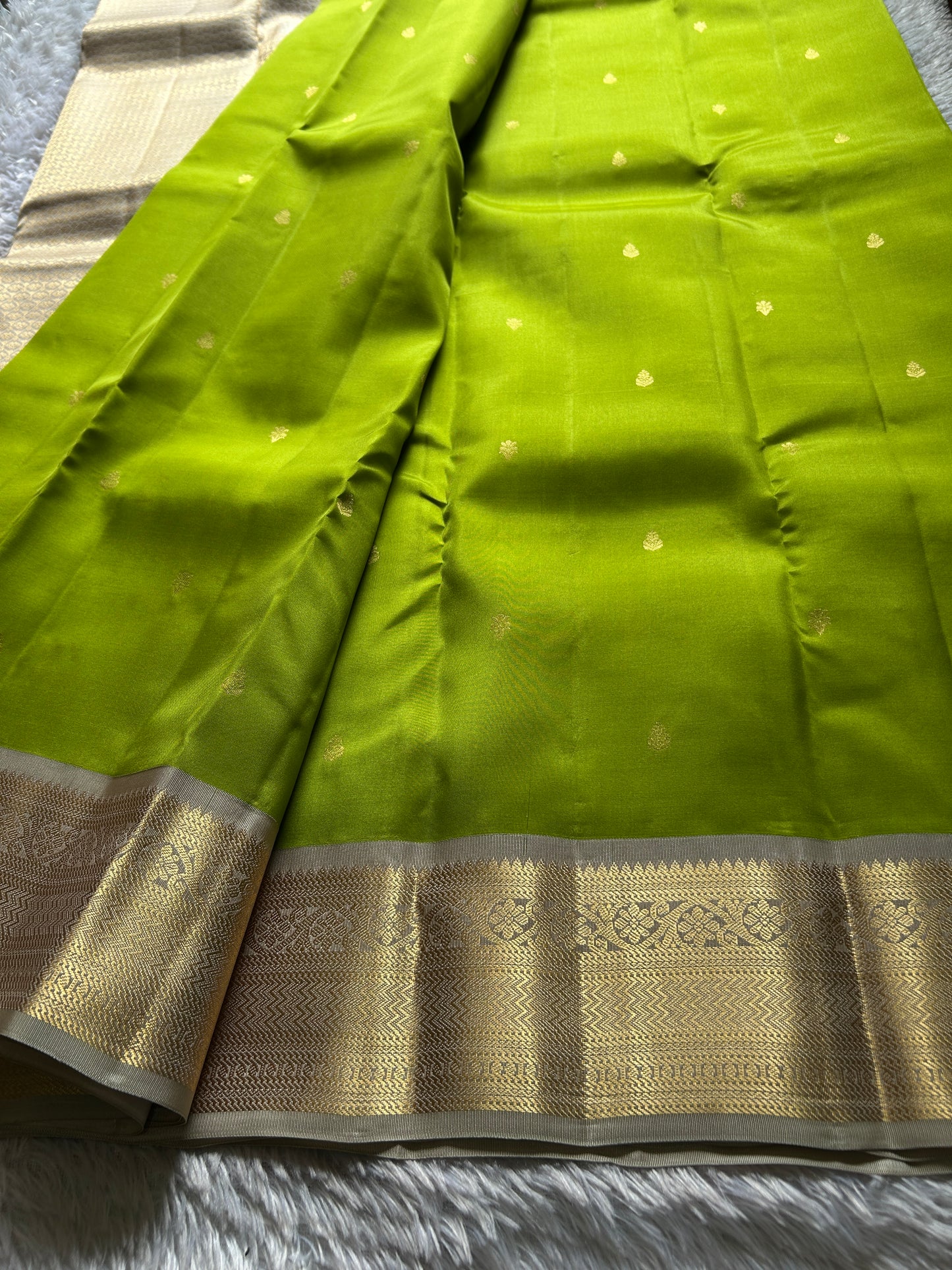 Harusha (2D) : Mehendi green-silver grey