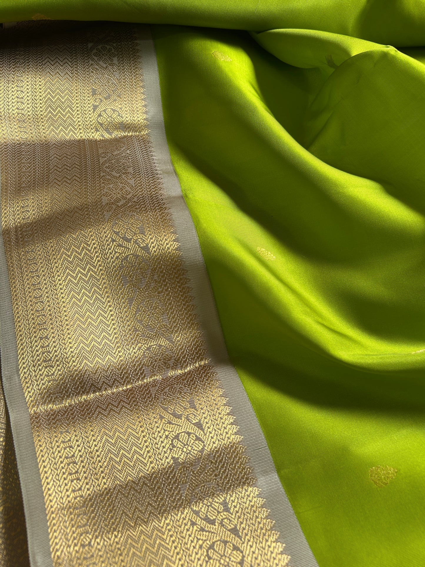 Harusha (2D) : Mehendi green-silver grey