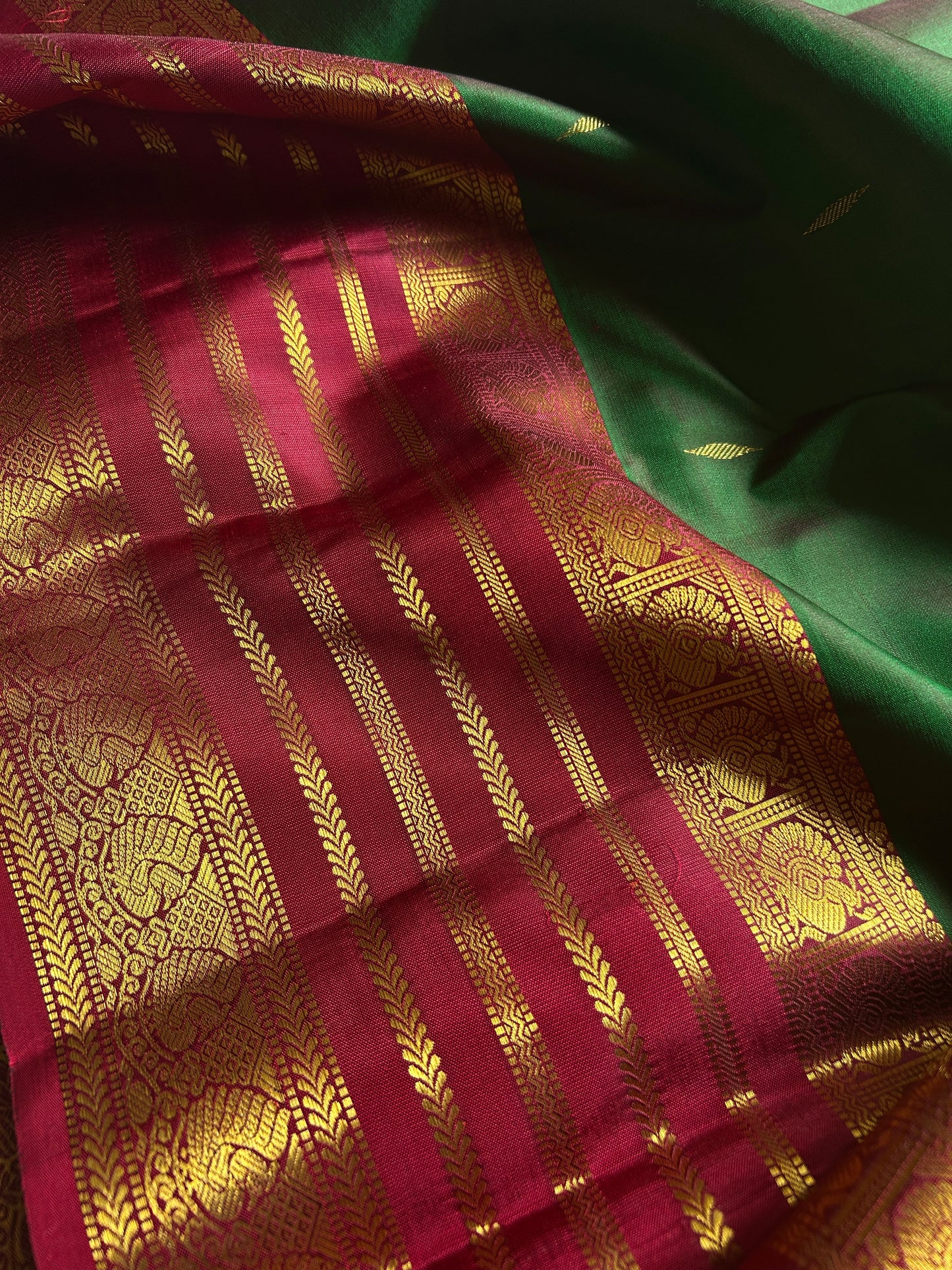 Kankana (2D) : Bottle green-dark red