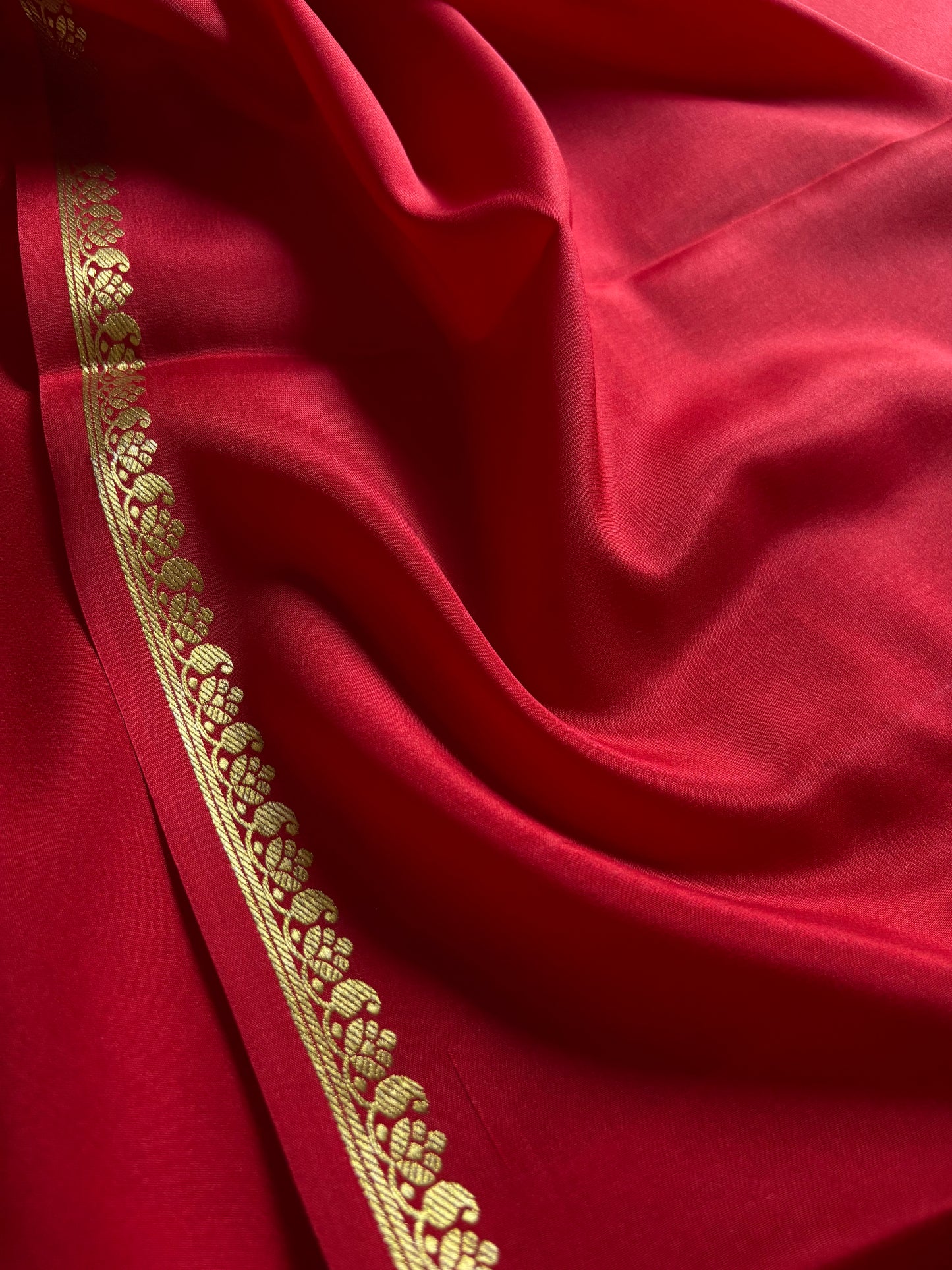 Vandana : Solid Dark red