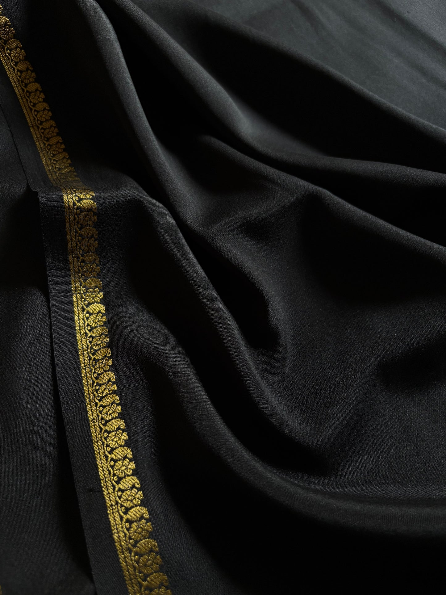 Nitya : Solid Black