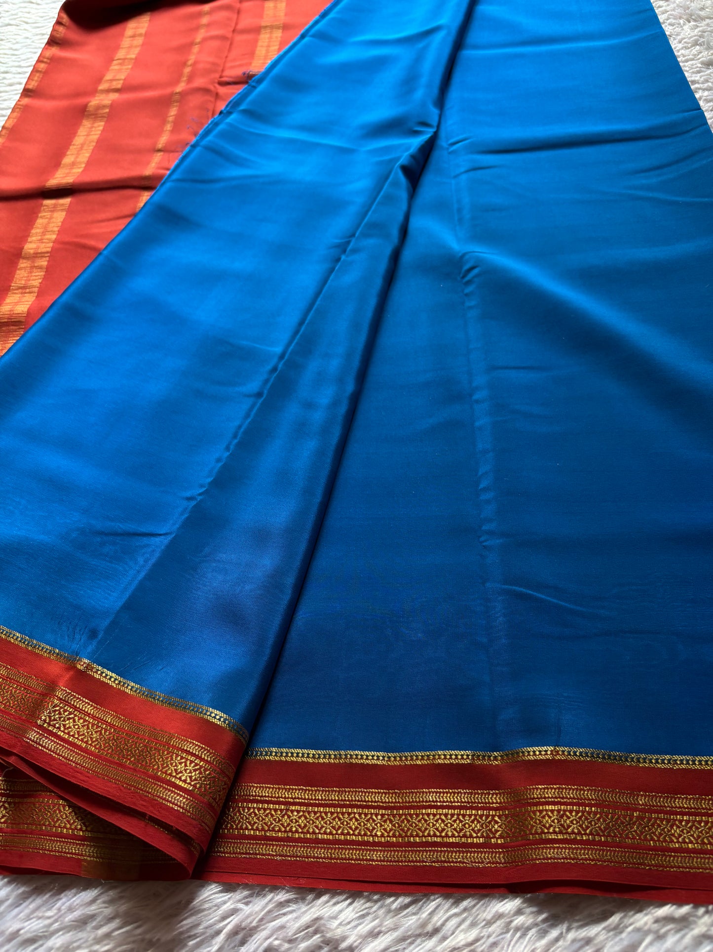 Shailaja (2D) : Teal blue-red