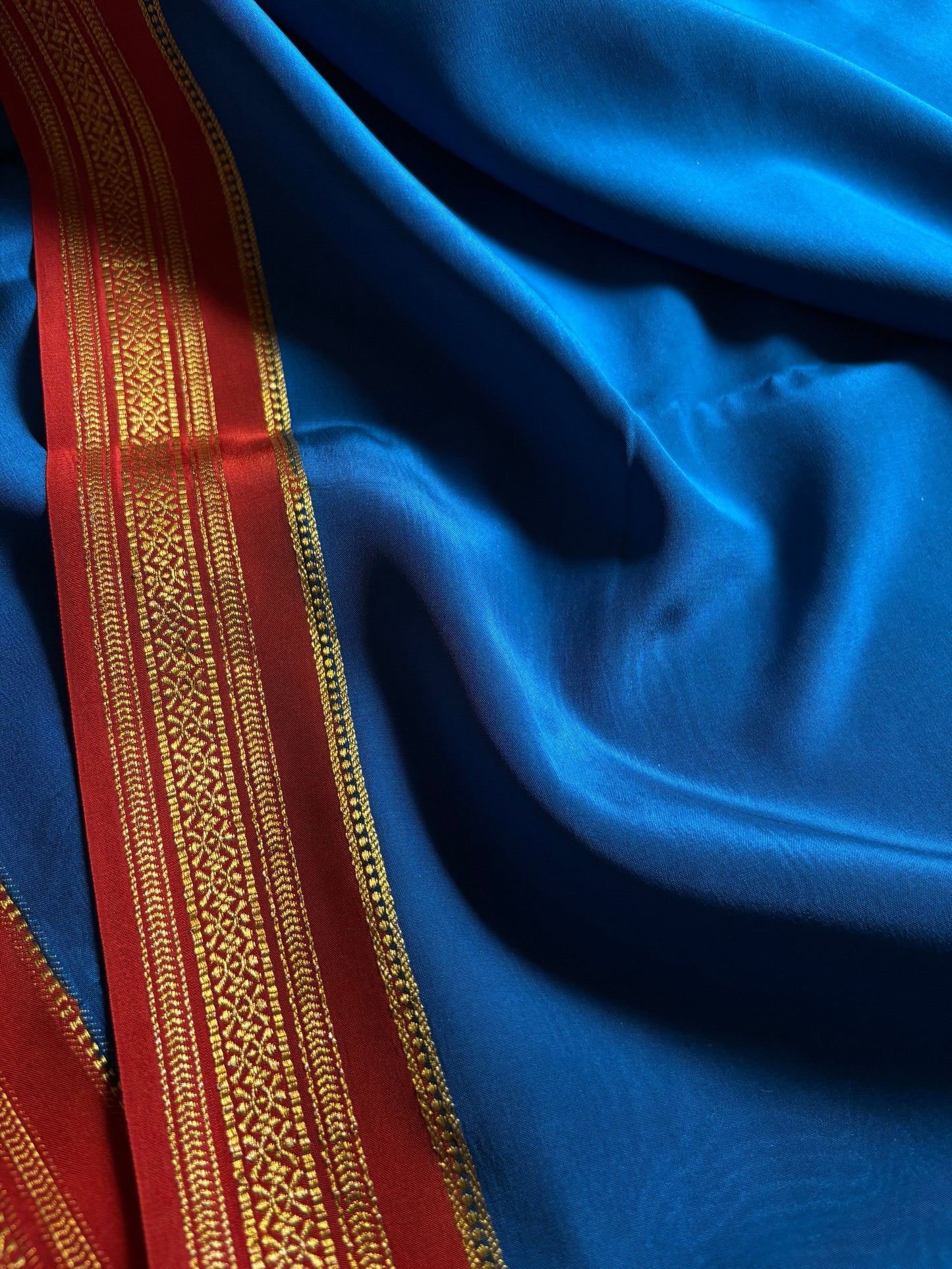 Shailaja (2D) : Teal blue-red