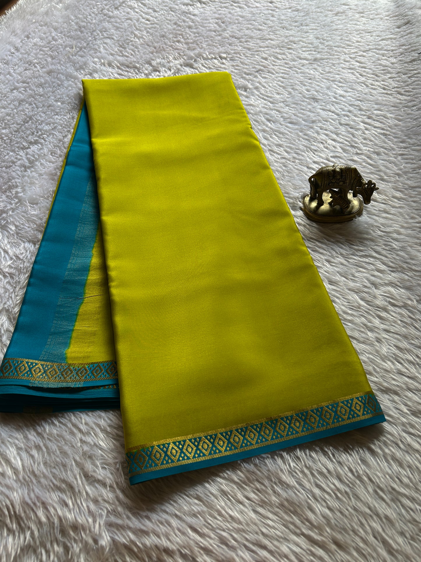 Nikhila (2D) : Olive-ananda blue