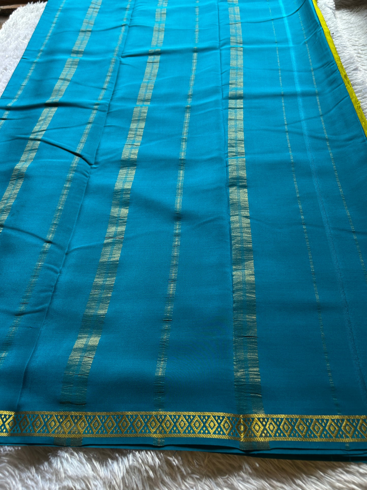 Nikhila (2D) : Olive-ananda blue