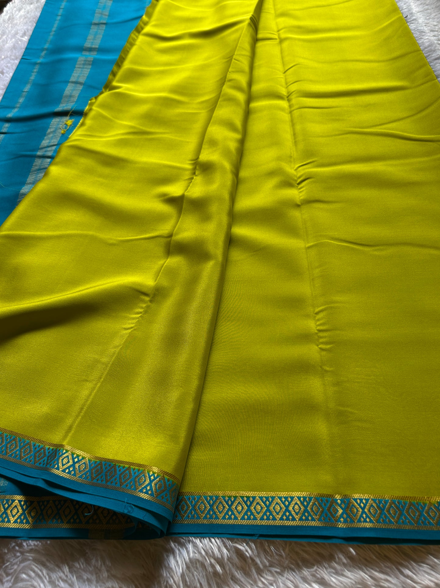 Nikhila (2D) : Olive-ananda blue