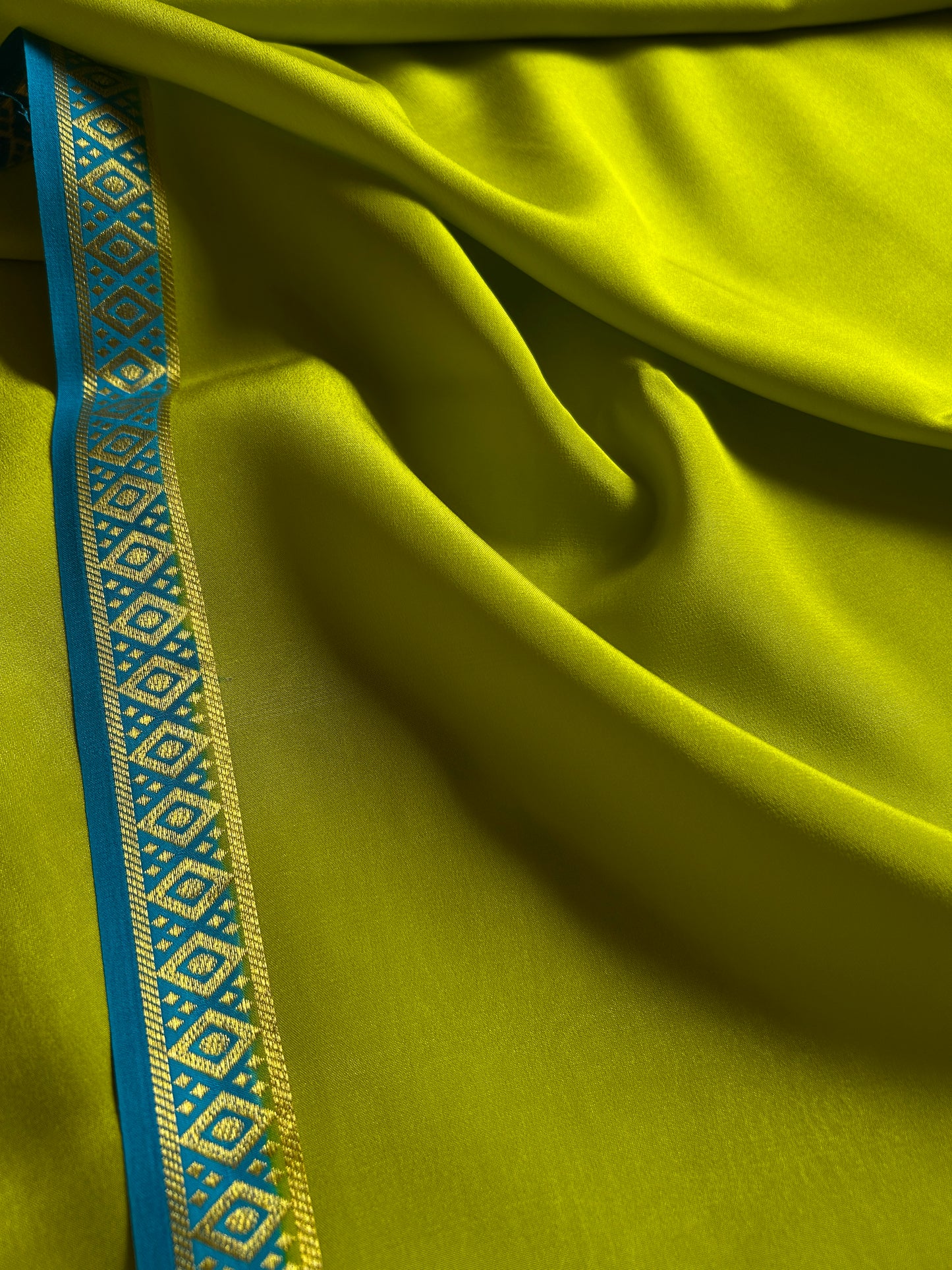 Nikhila (2D) : Olive-ananda blue
