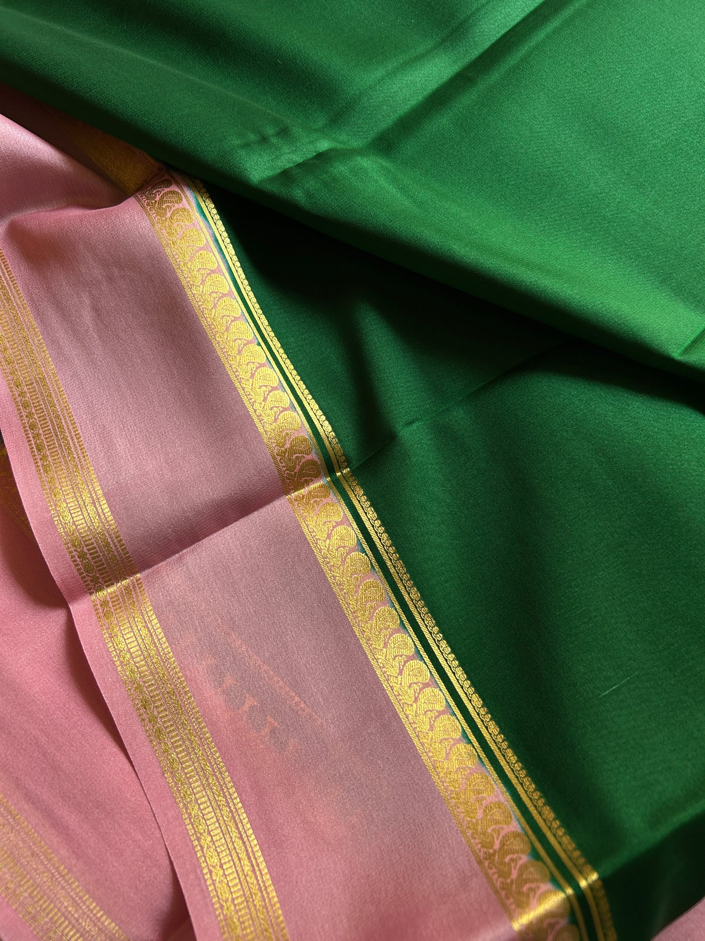 Arathi (2D) : Dark green-light pink