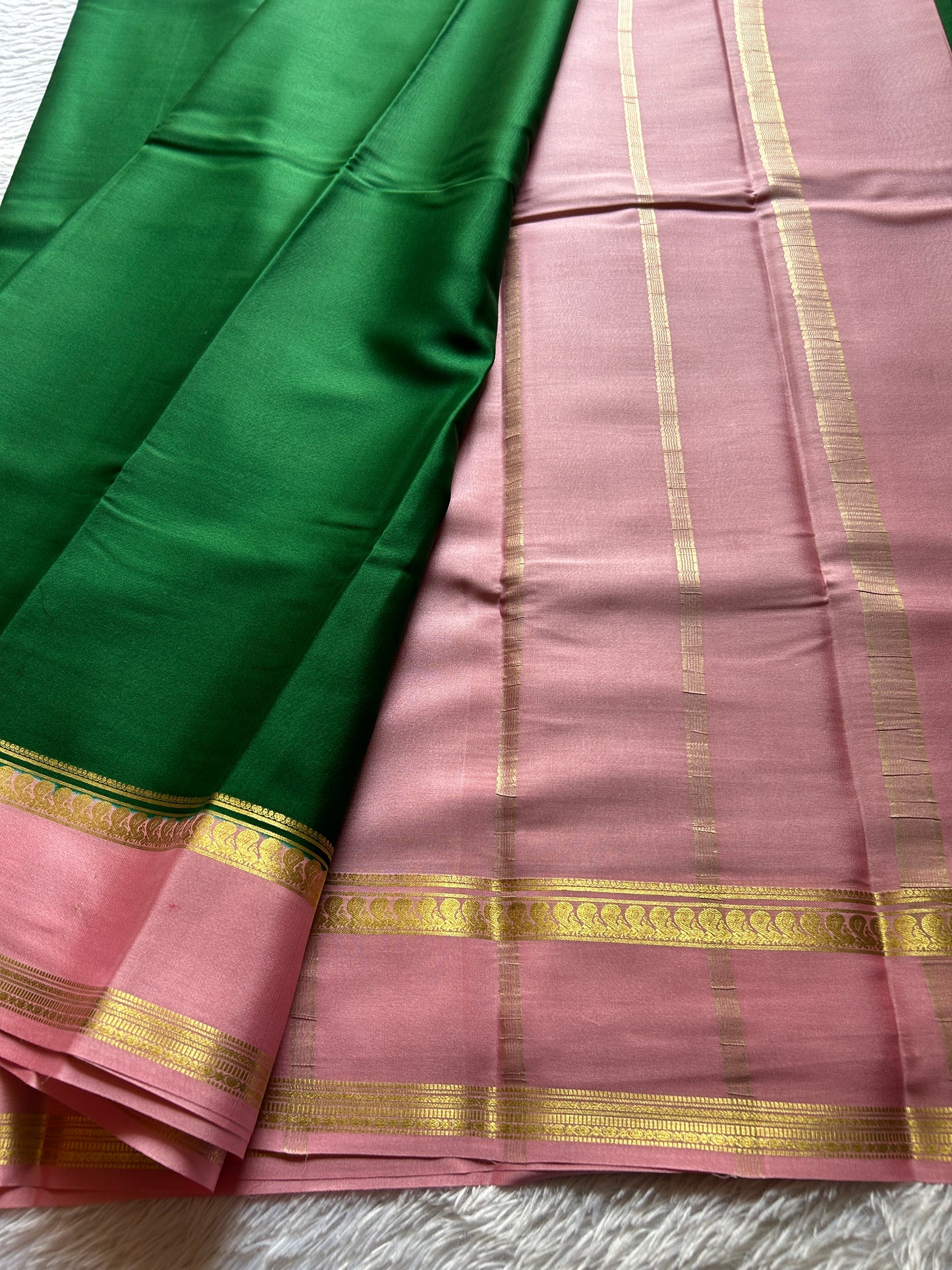 Arathi (2D) : Dark green-light pink