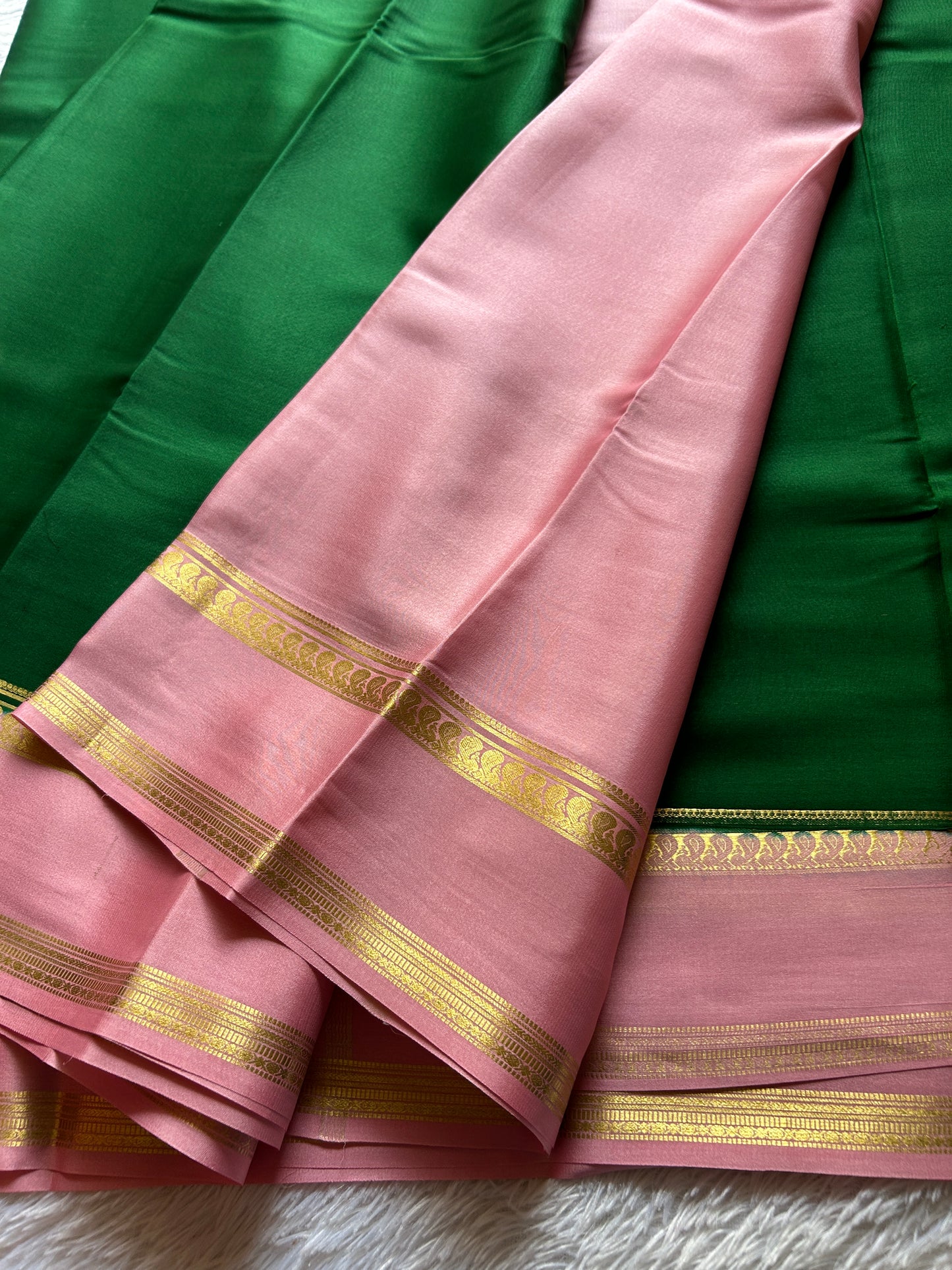 Arathi (2D) : Dark green-light pink