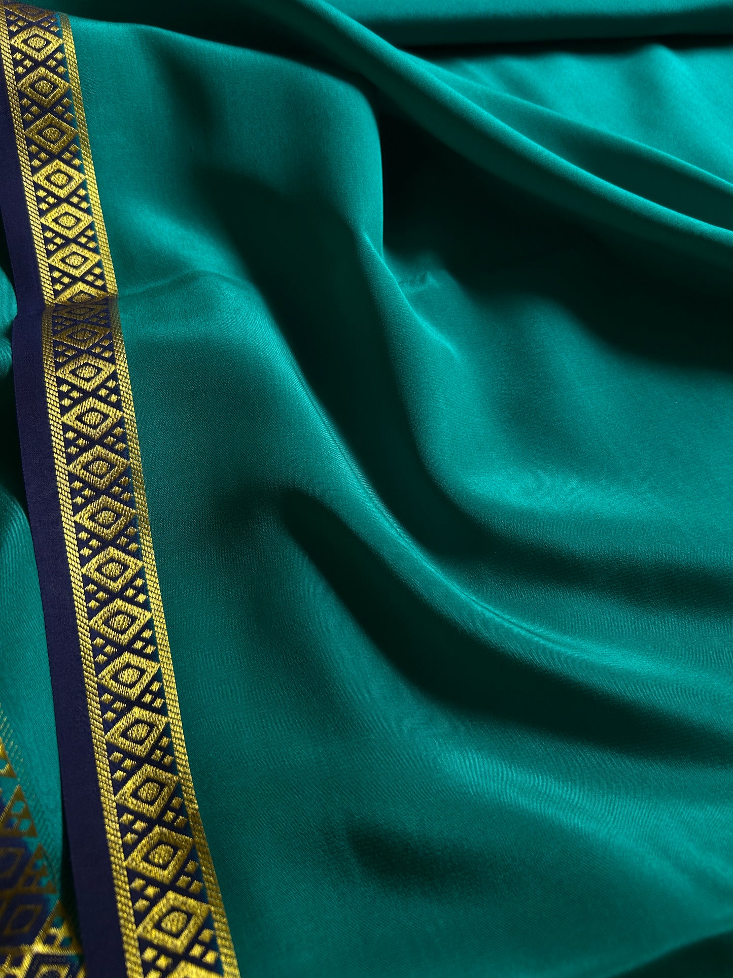 Nikhila (2D) : Teal green-navy blue