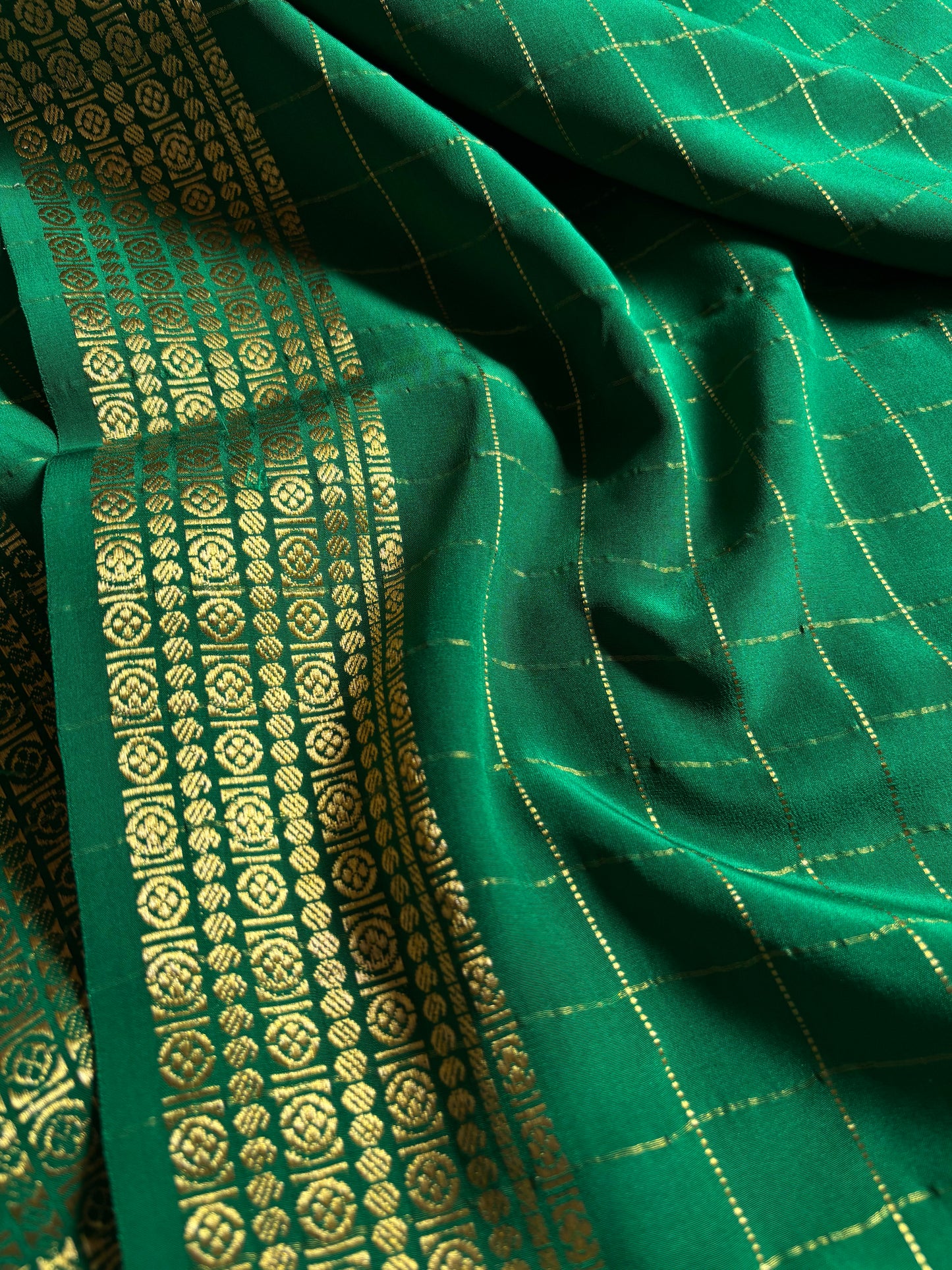 Chinmayi : Solid Emerald green