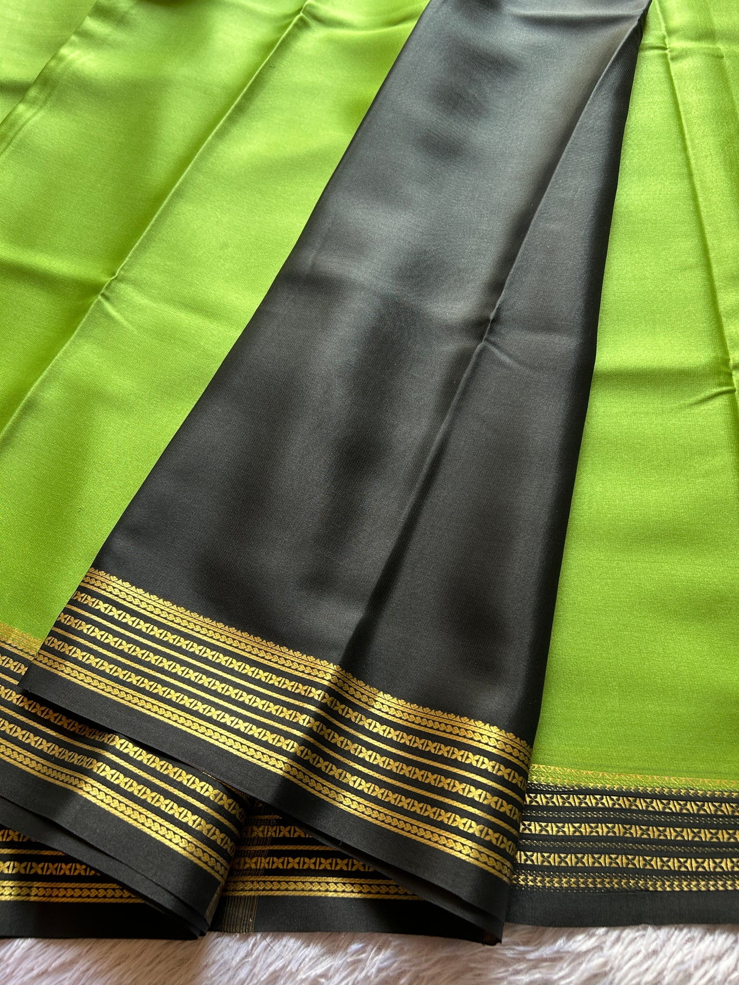 Deeksha (2D) : Pista green-black