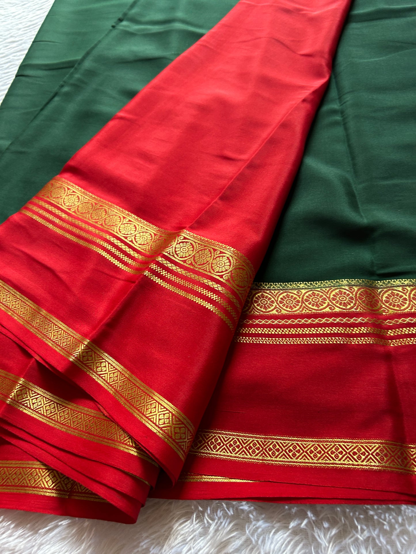 Daamini (2D): Bottle green-red