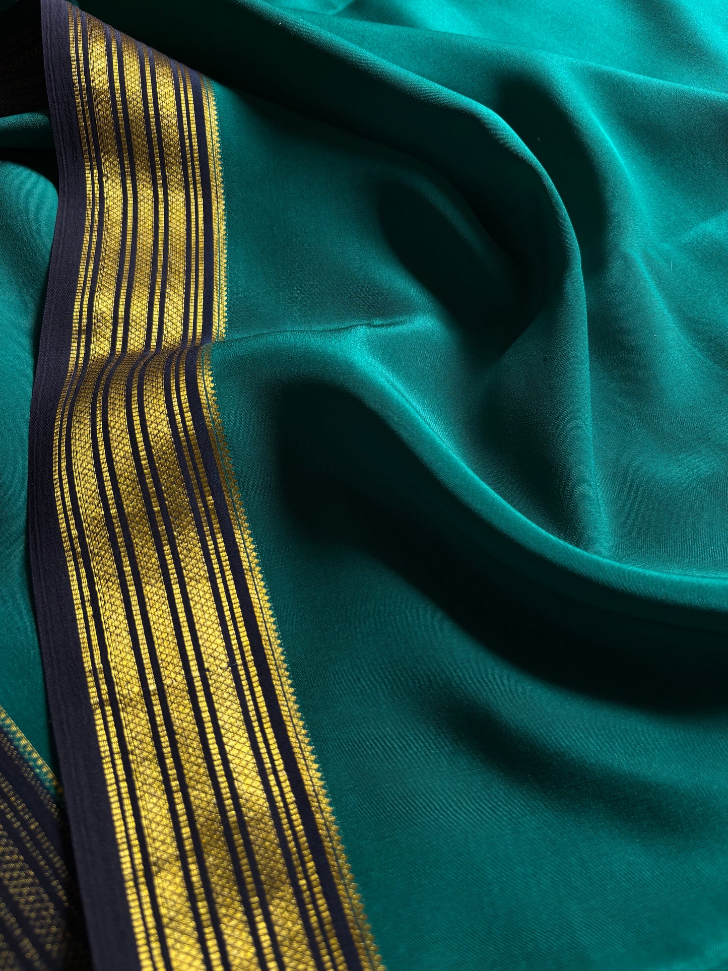 Ananya (2D) : Peacock green-deep blue