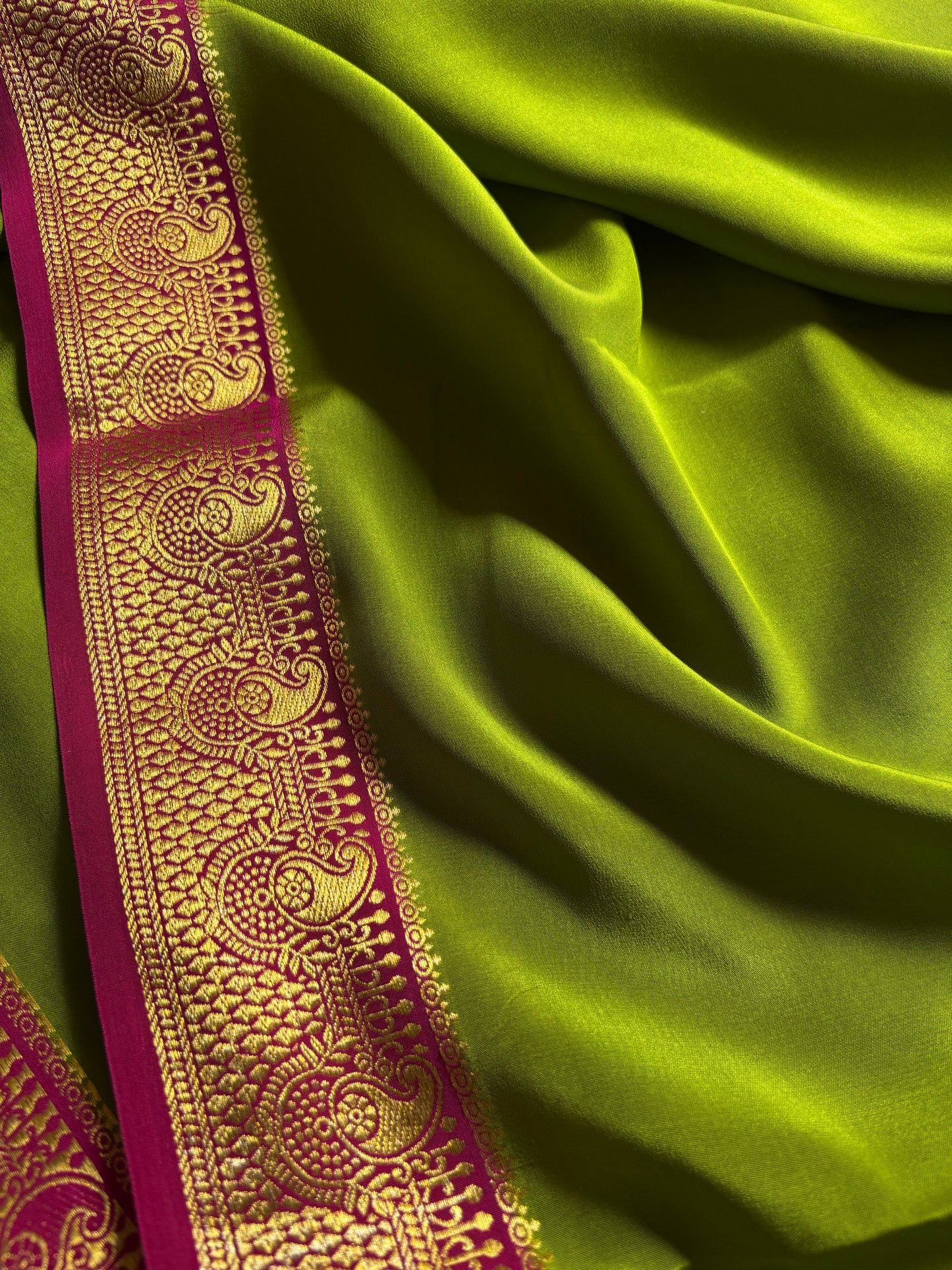 Swarna (2D) : Mehendi green-rani pink