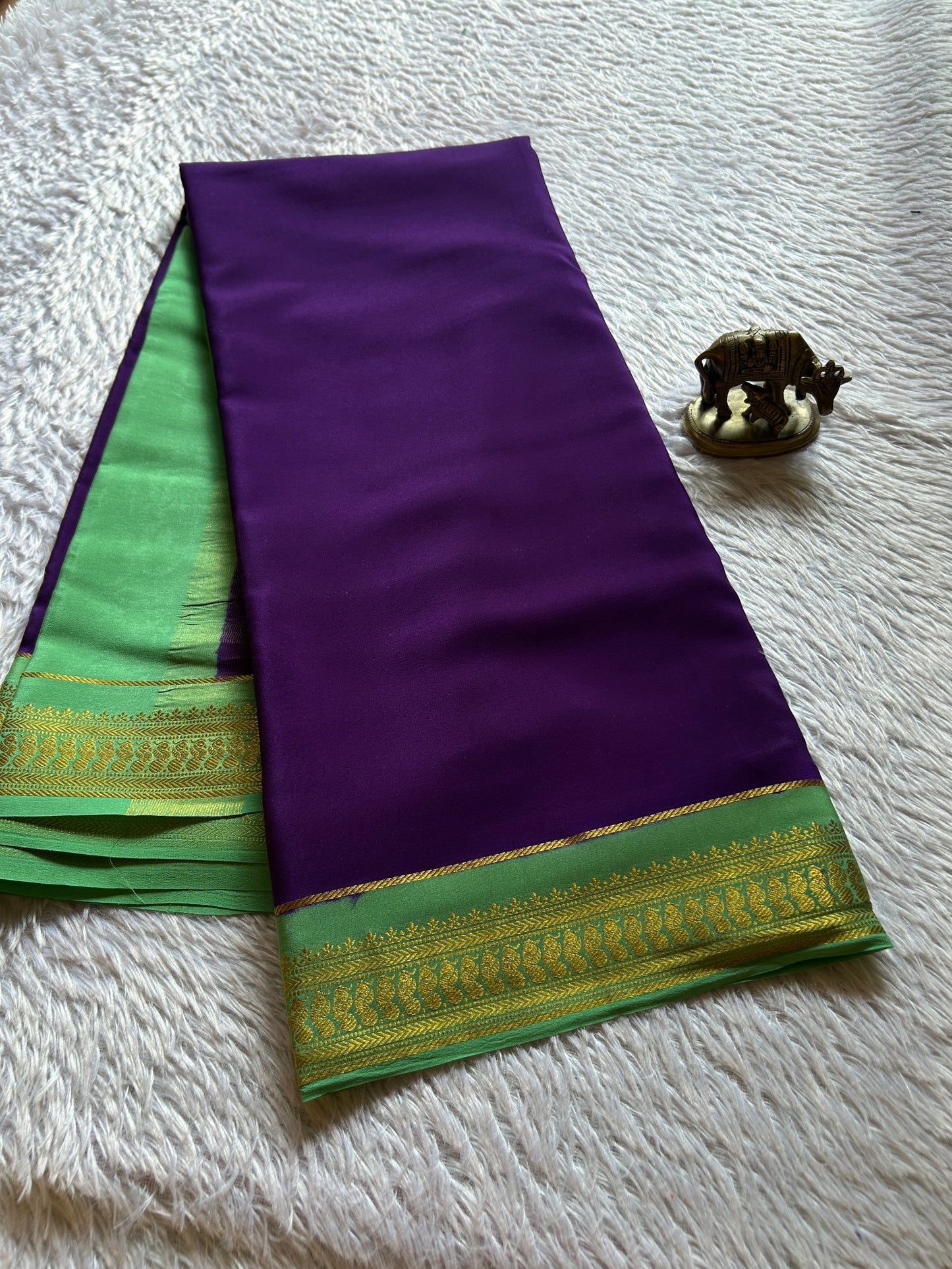 Mayuri (2D) : Violet-mint green