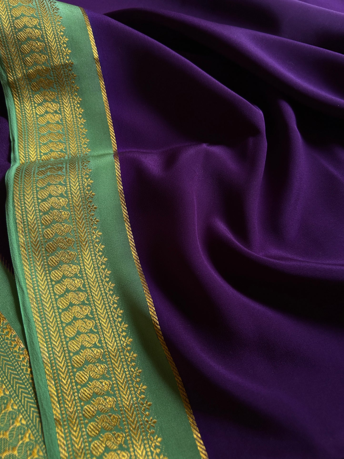 Mayuri (2D) : Violet-mint green
