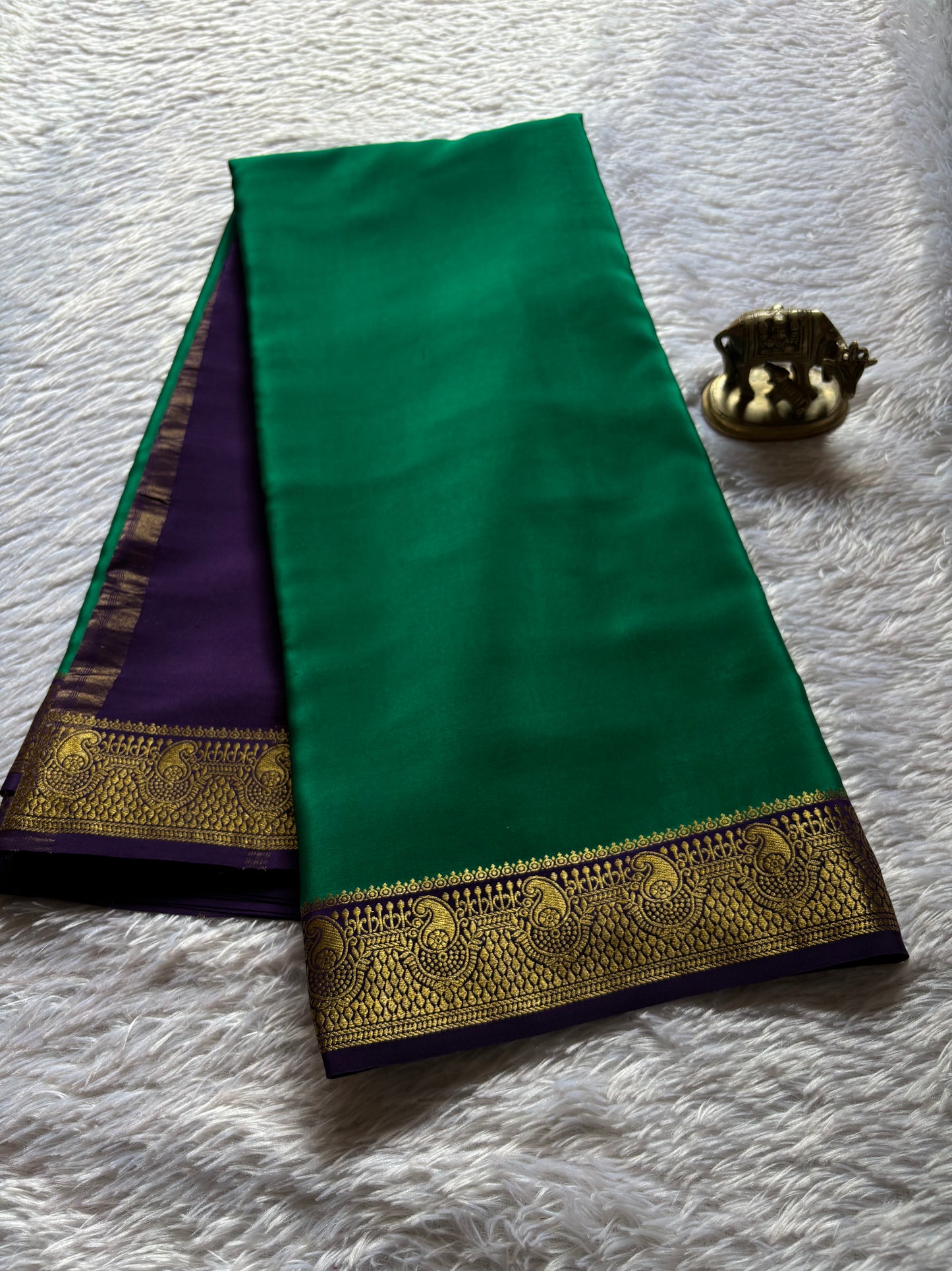 Swarna (2D) : Emerald green-deep violet blue