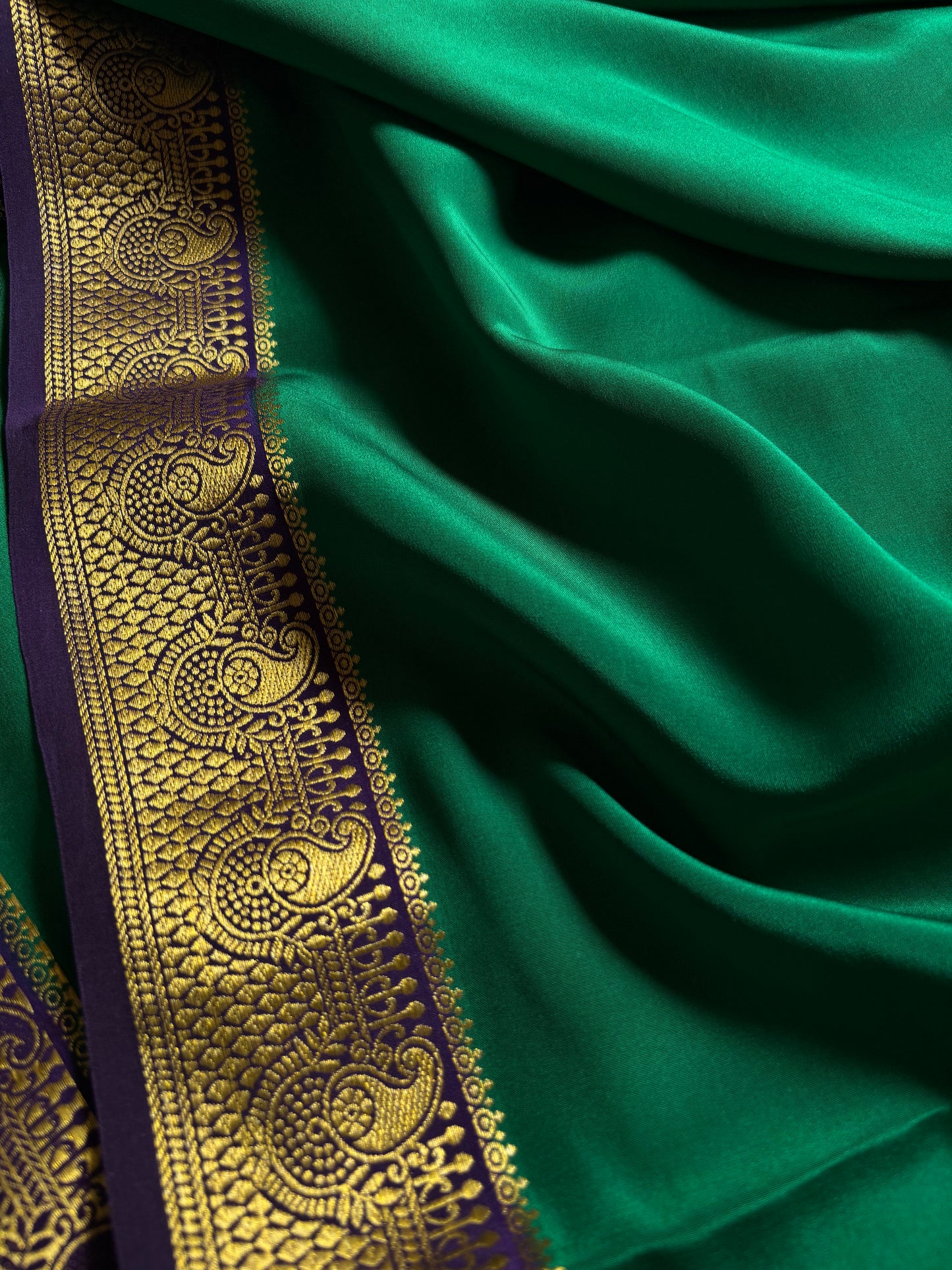 Swarna (2D) : Emerald green-deep violet blue